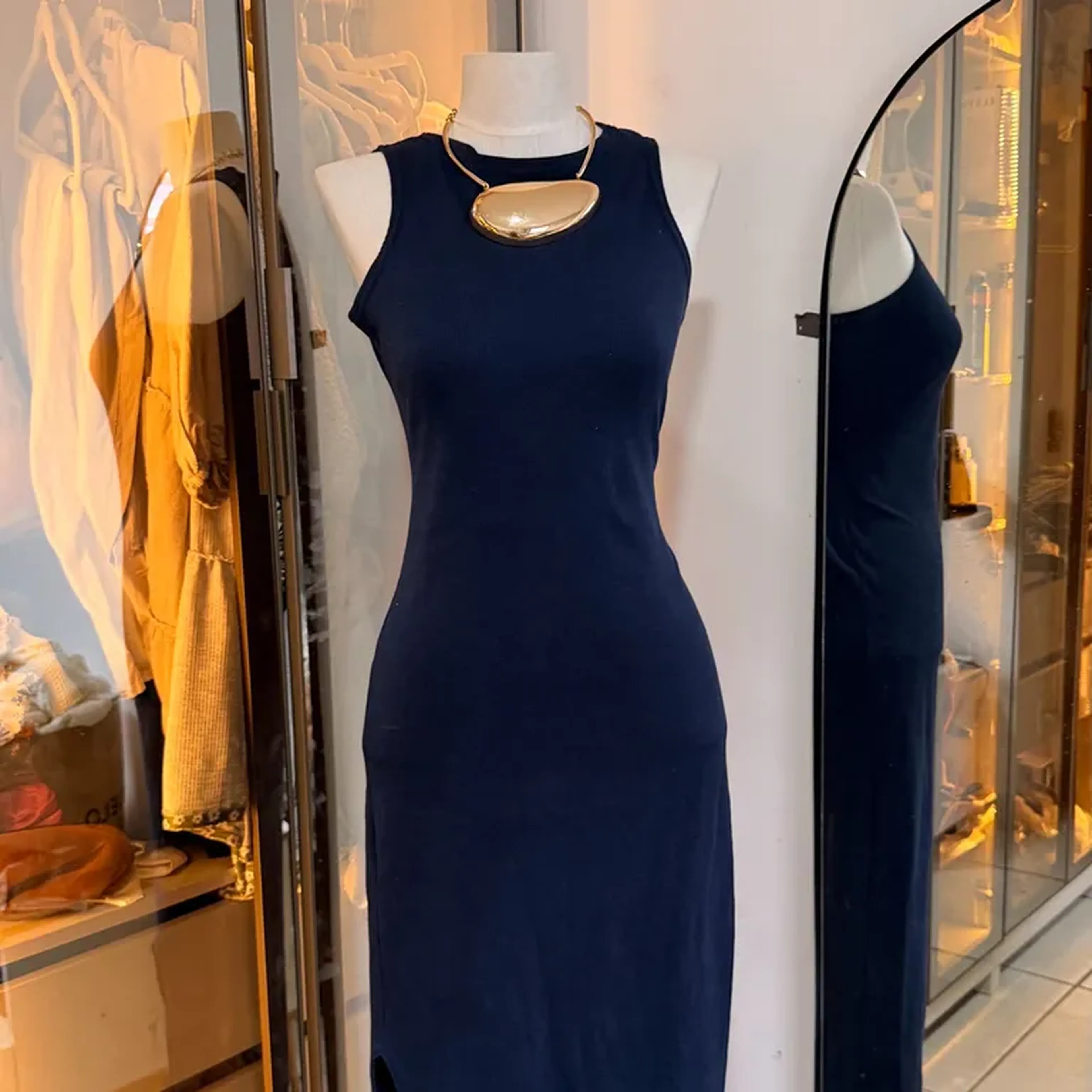 vestido canelado com fenda imagem