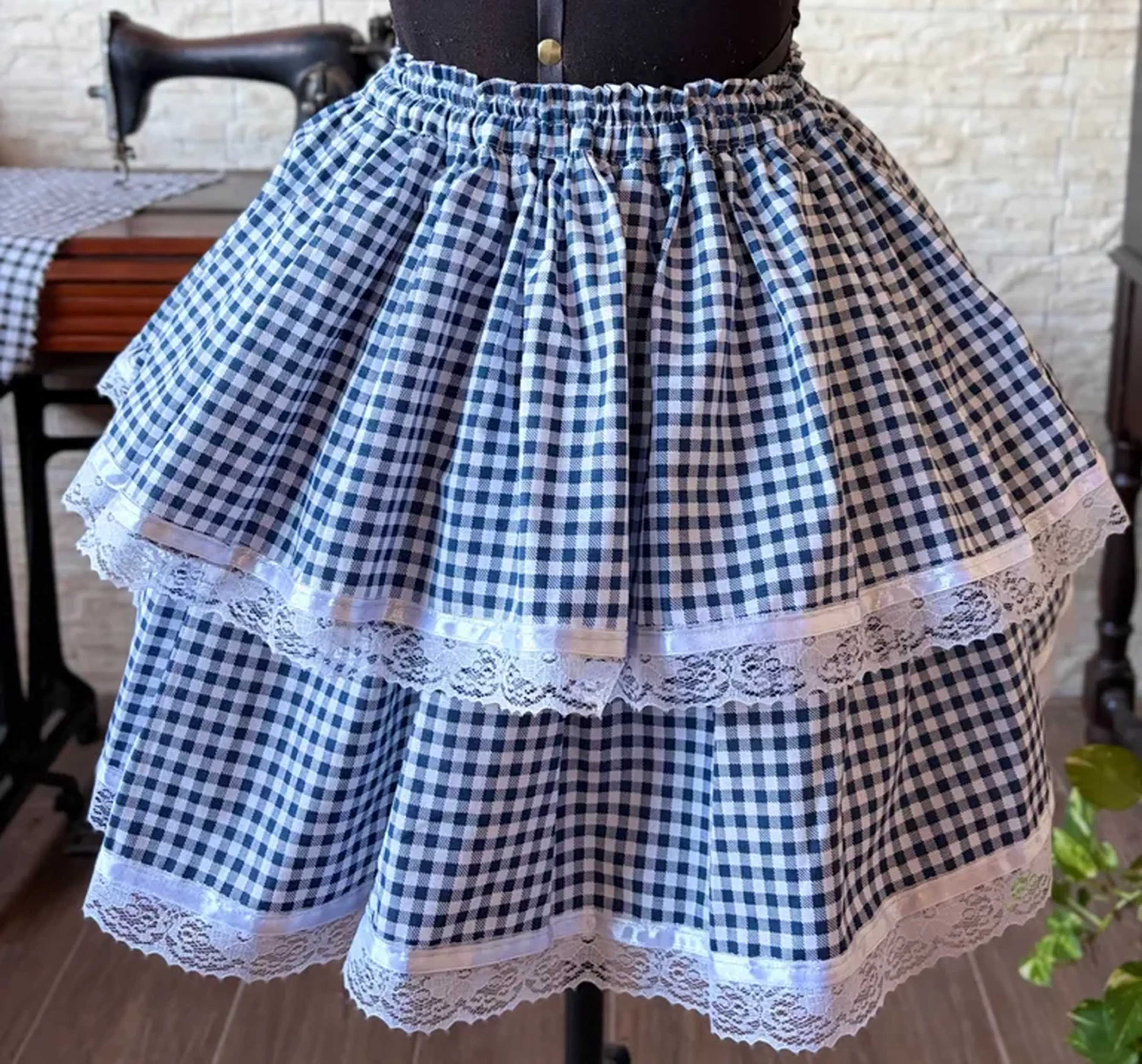 Saia babado azul e branco imagem