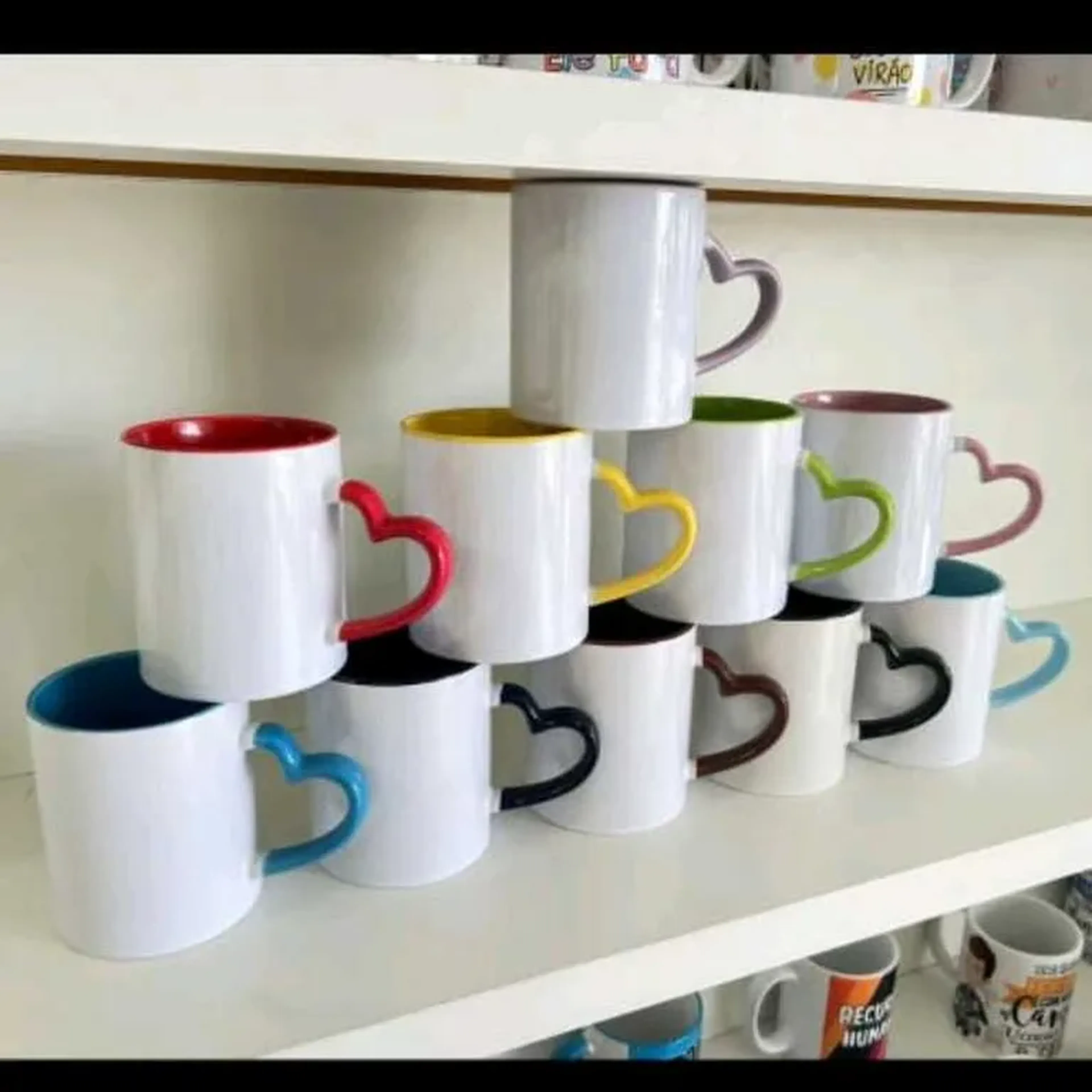 Caneca com alça de coração colorido imagem