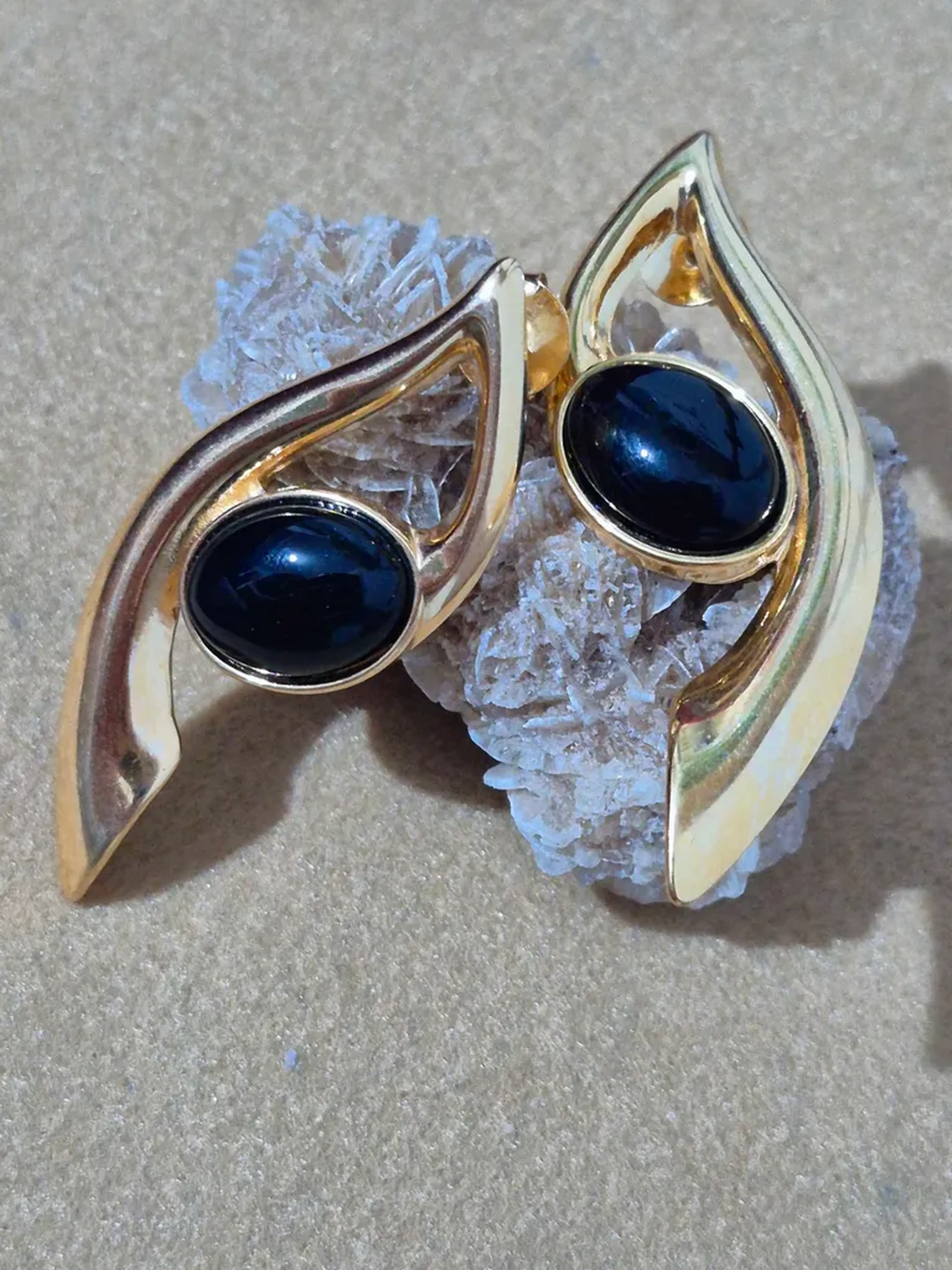 Brinco Ágata Preta Dourado – Design Marcante imagem