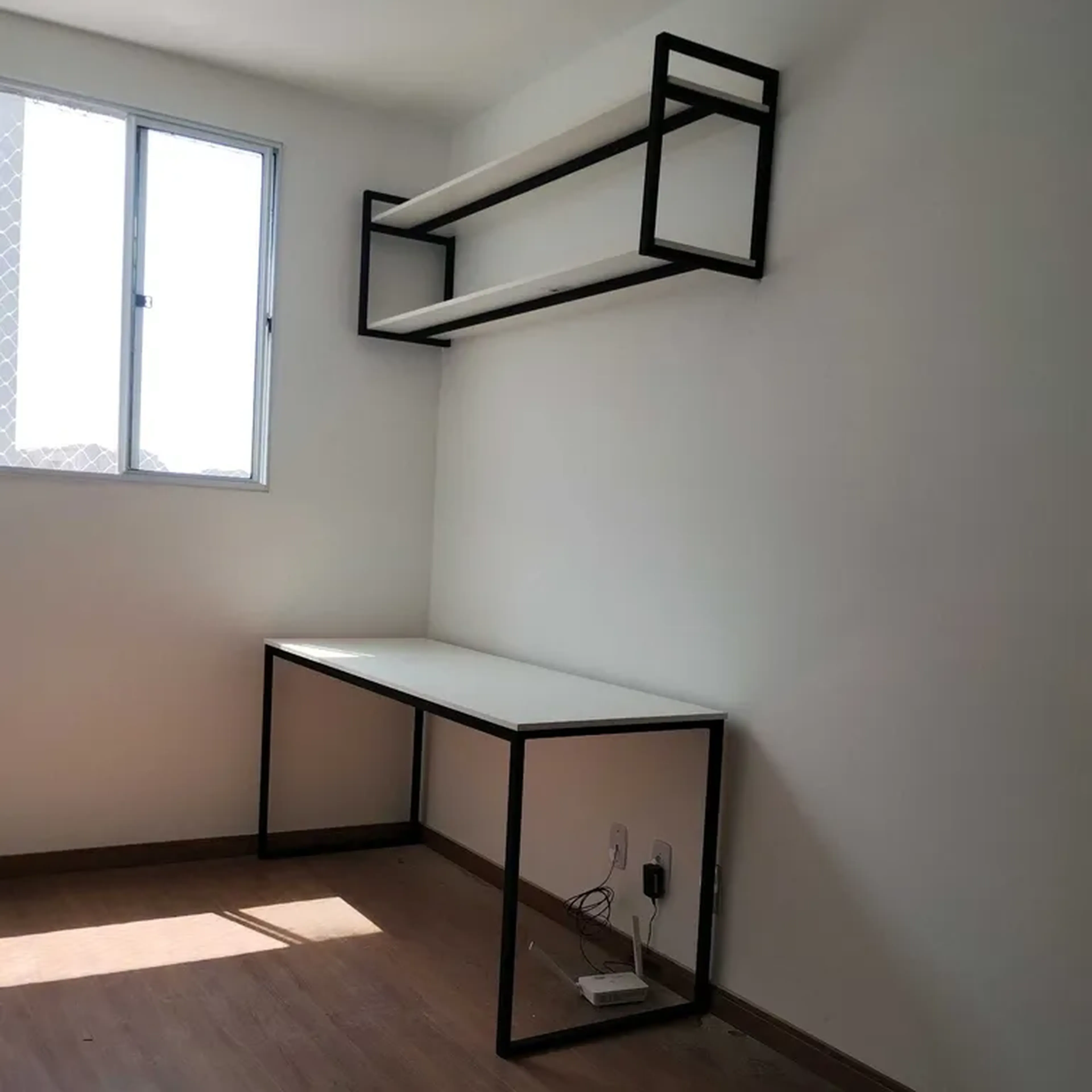 Mesa e prateleira imagem