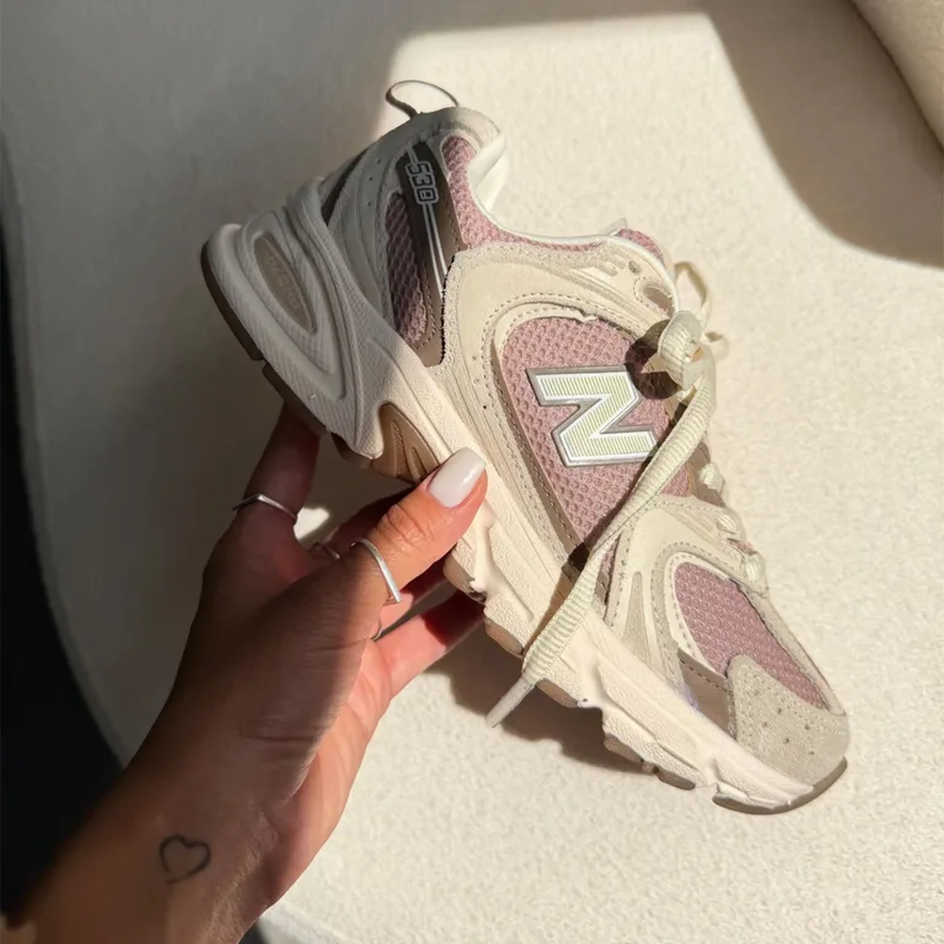 New Balance 530 Retrô Off Rosê imagem