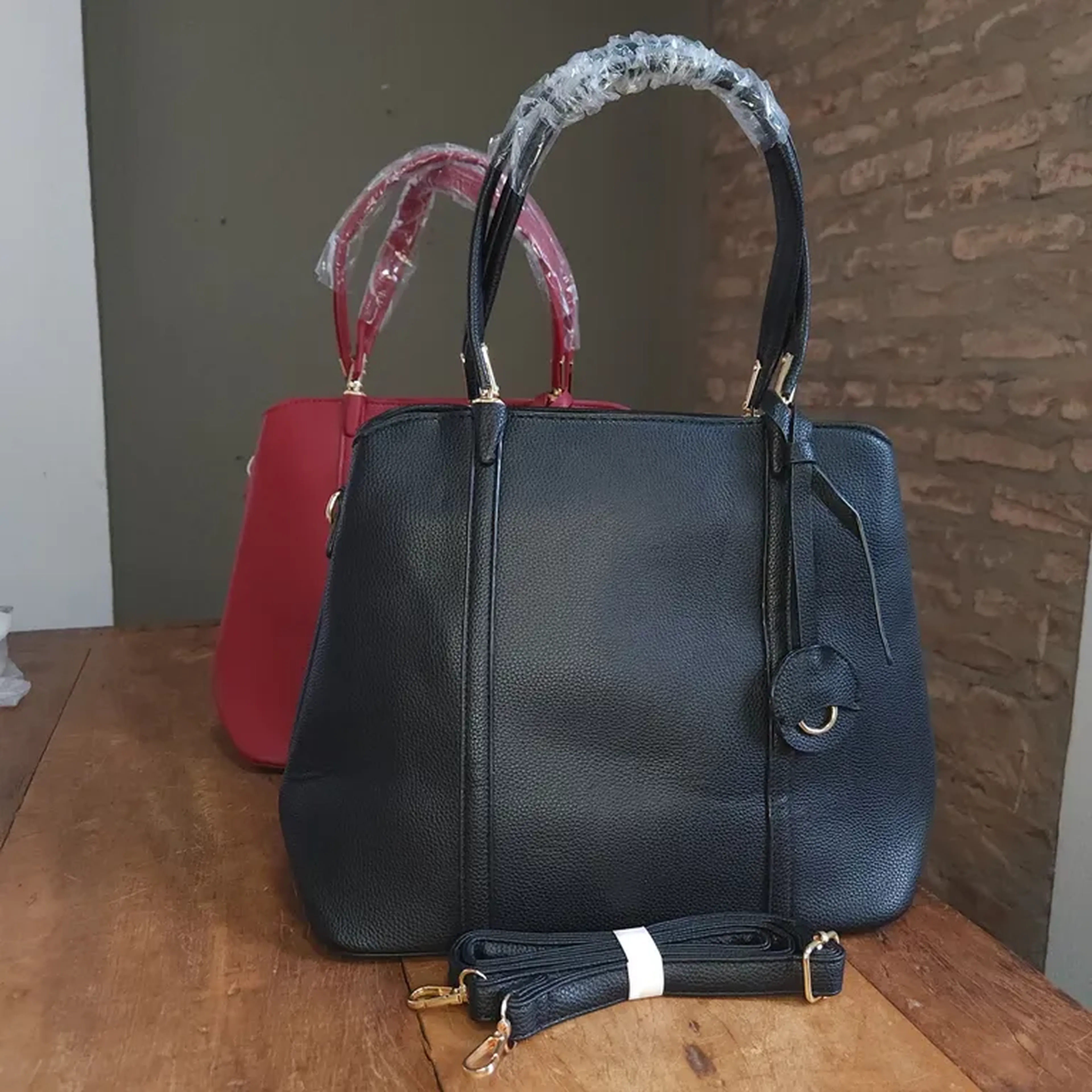 Bolsa com Pingente couro sintético e argola 01.060.M3085.PR imagem