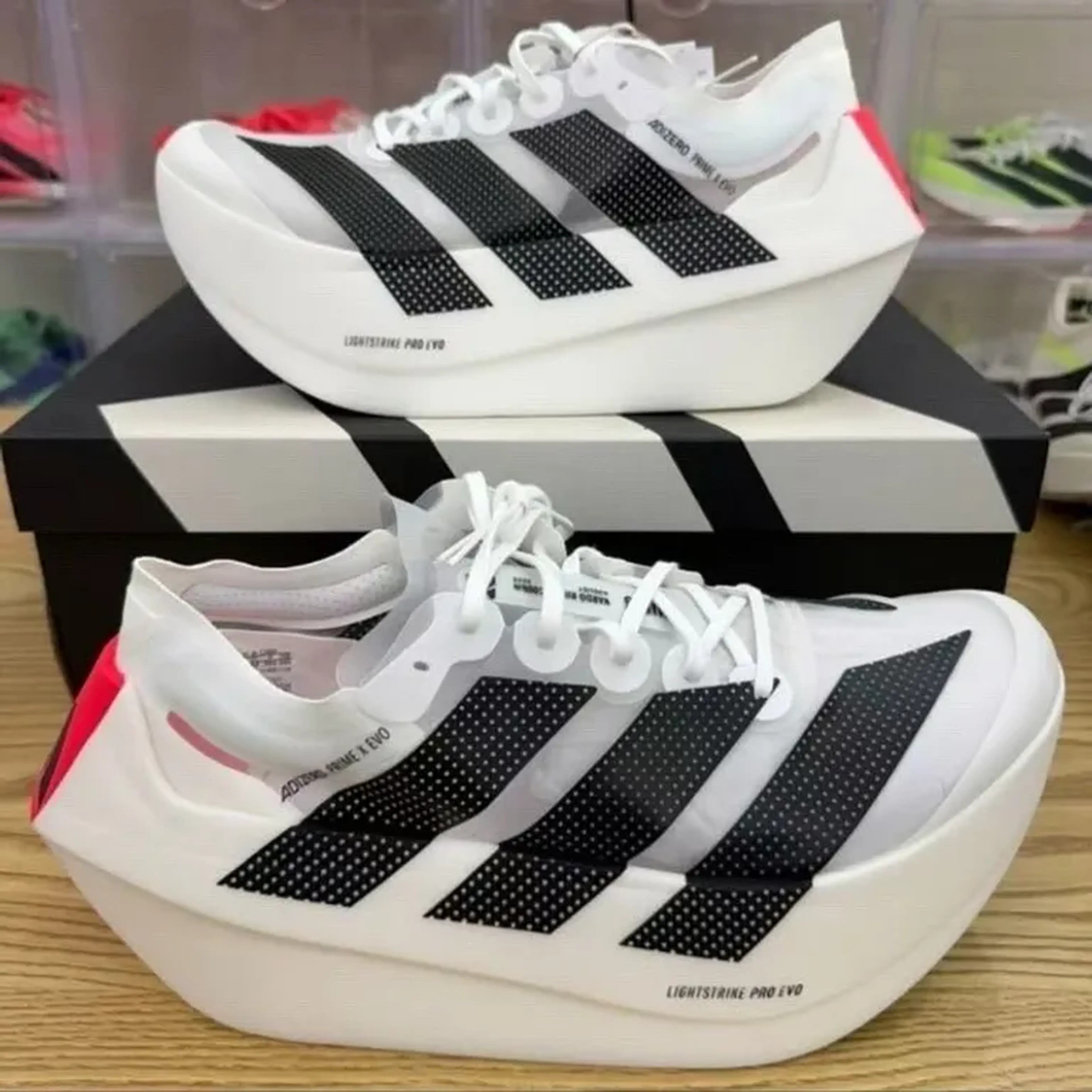ADIDAS ADIZERO PRIME X EVO – BRANCO PRETO VERMELHO imagem