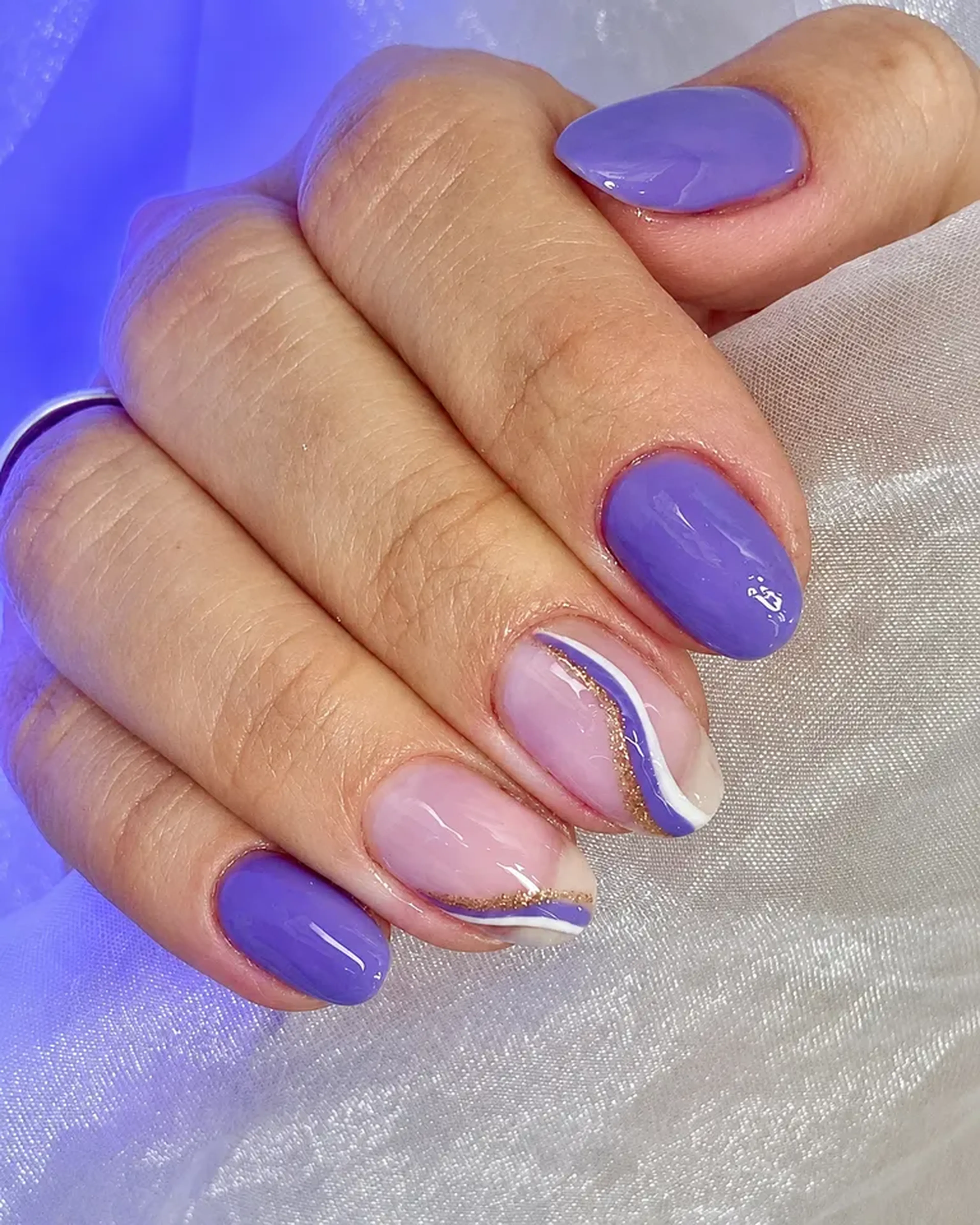 Esmaltação em gel mãos decoradas imagem