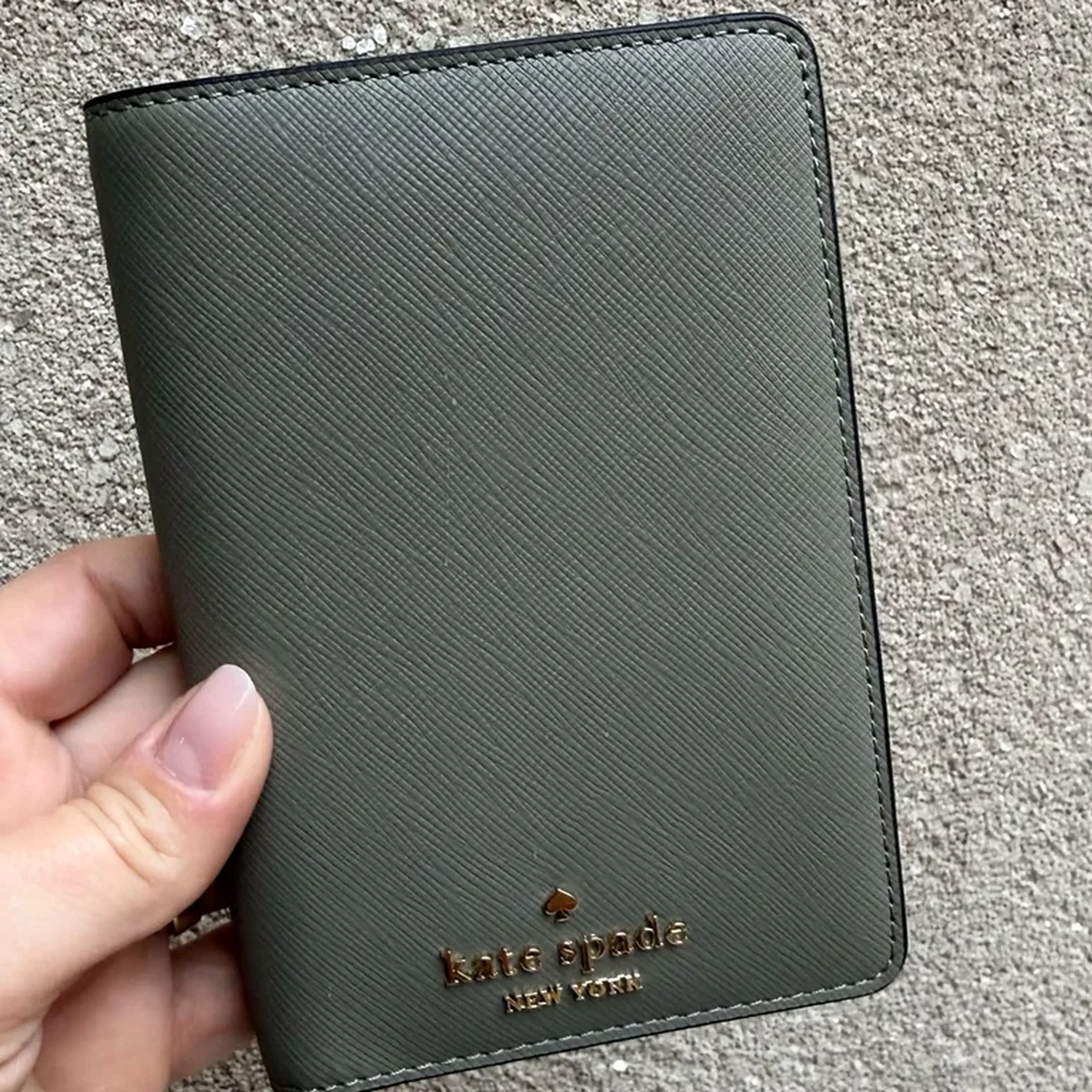 Porta Passaporte Verde Musgo - Kate Spade imagem