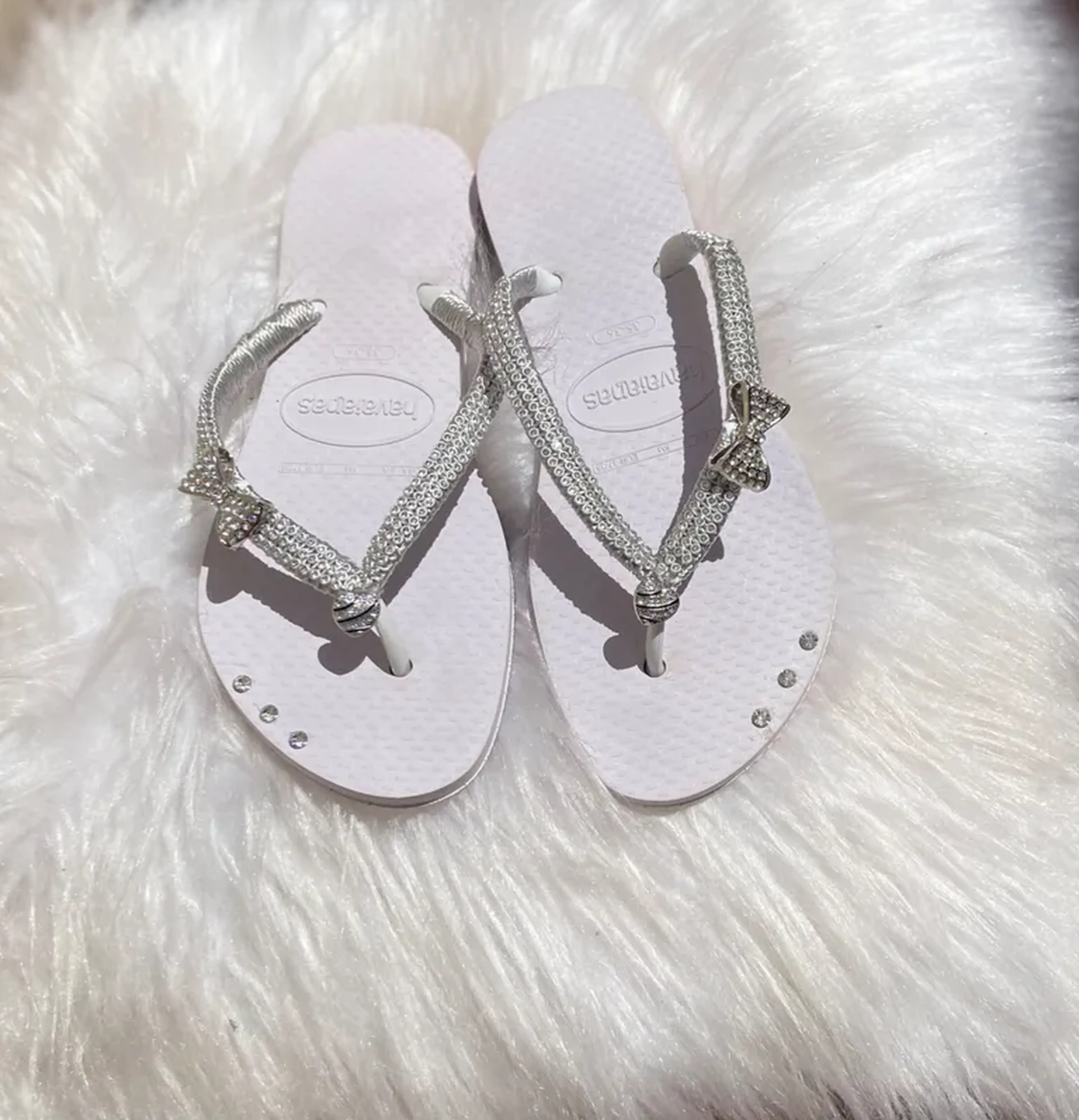 Chinelo customizado com pingente e manta de strass imagem