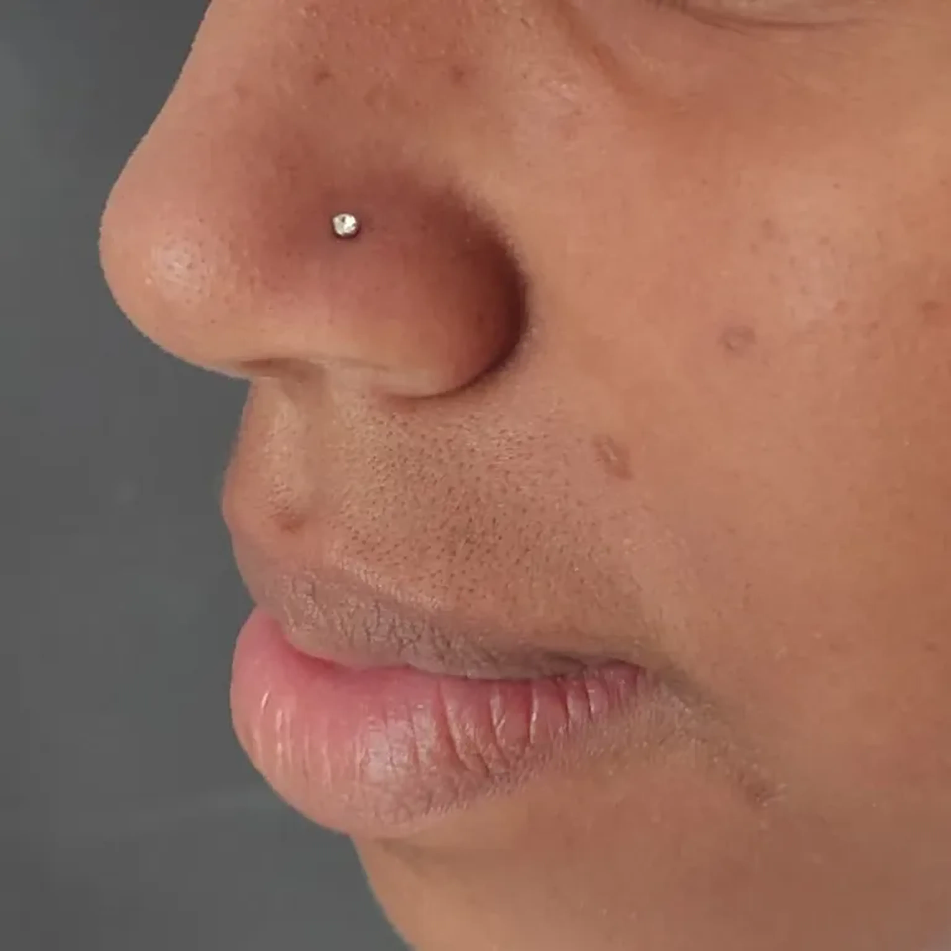 Piercing Nariz Ponto de Luz imagem
