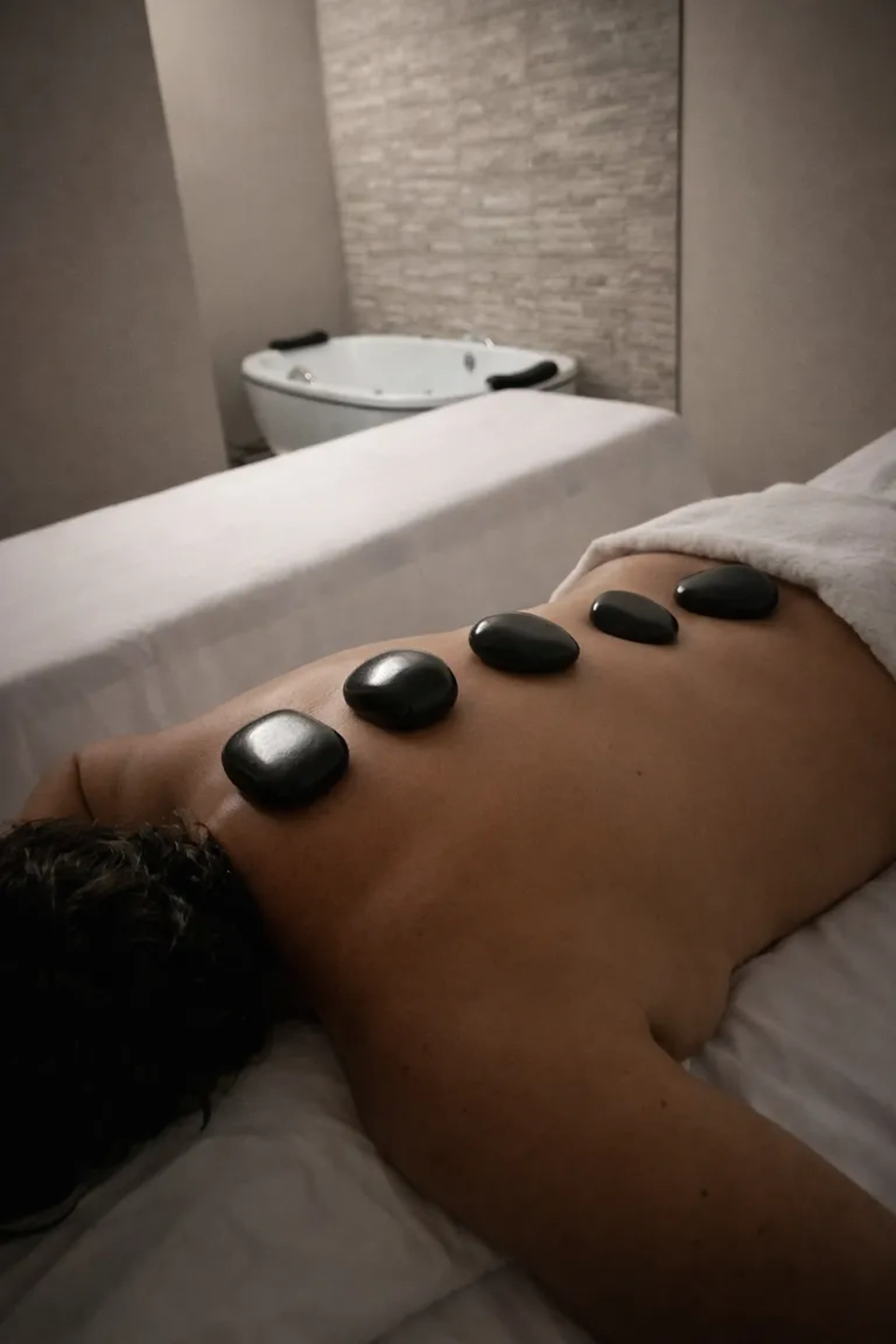 Massagem Relaxante com Pedras Quentes imagem