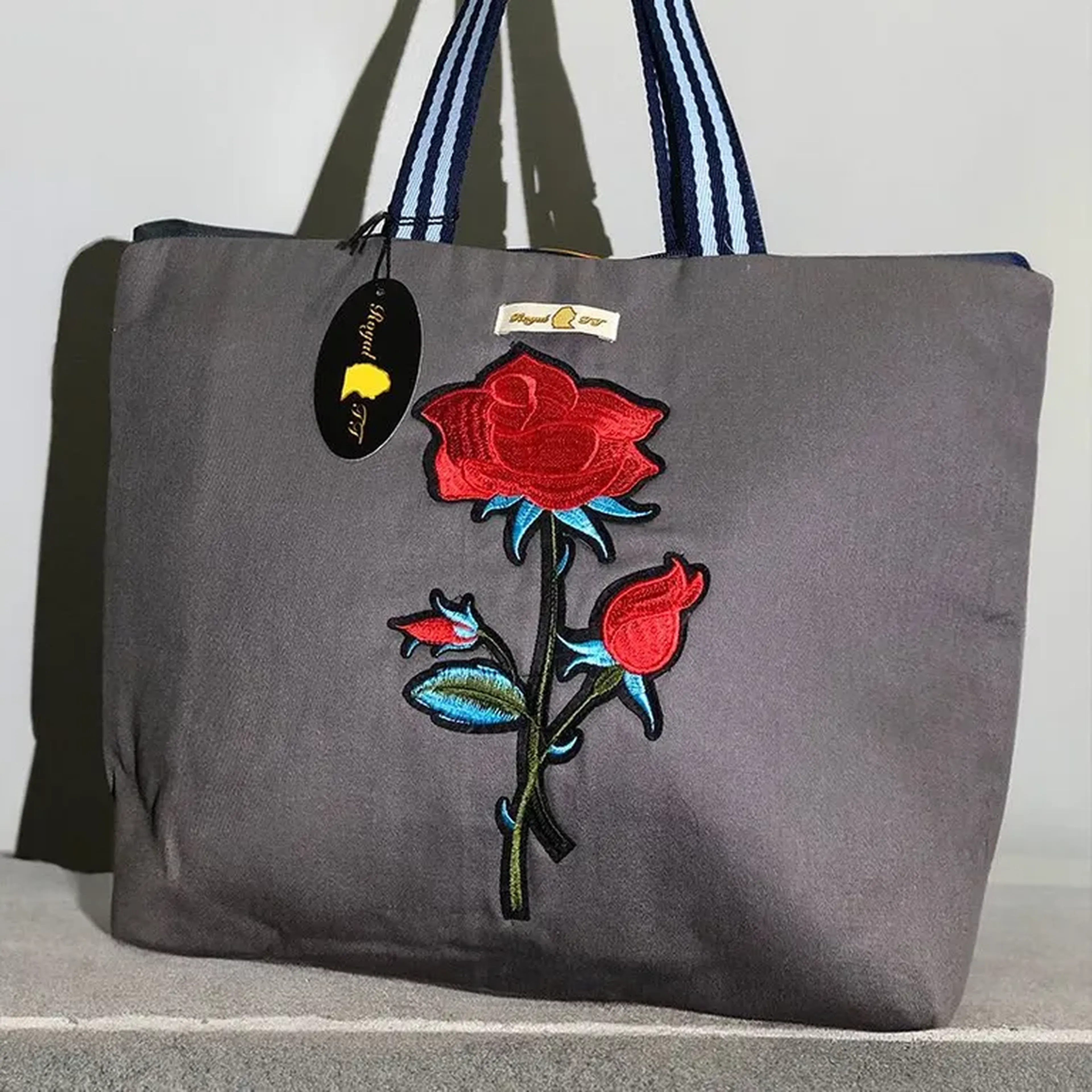 Bolsa de Passeio em Tecido Brim com Aplicação de Rosa imagem