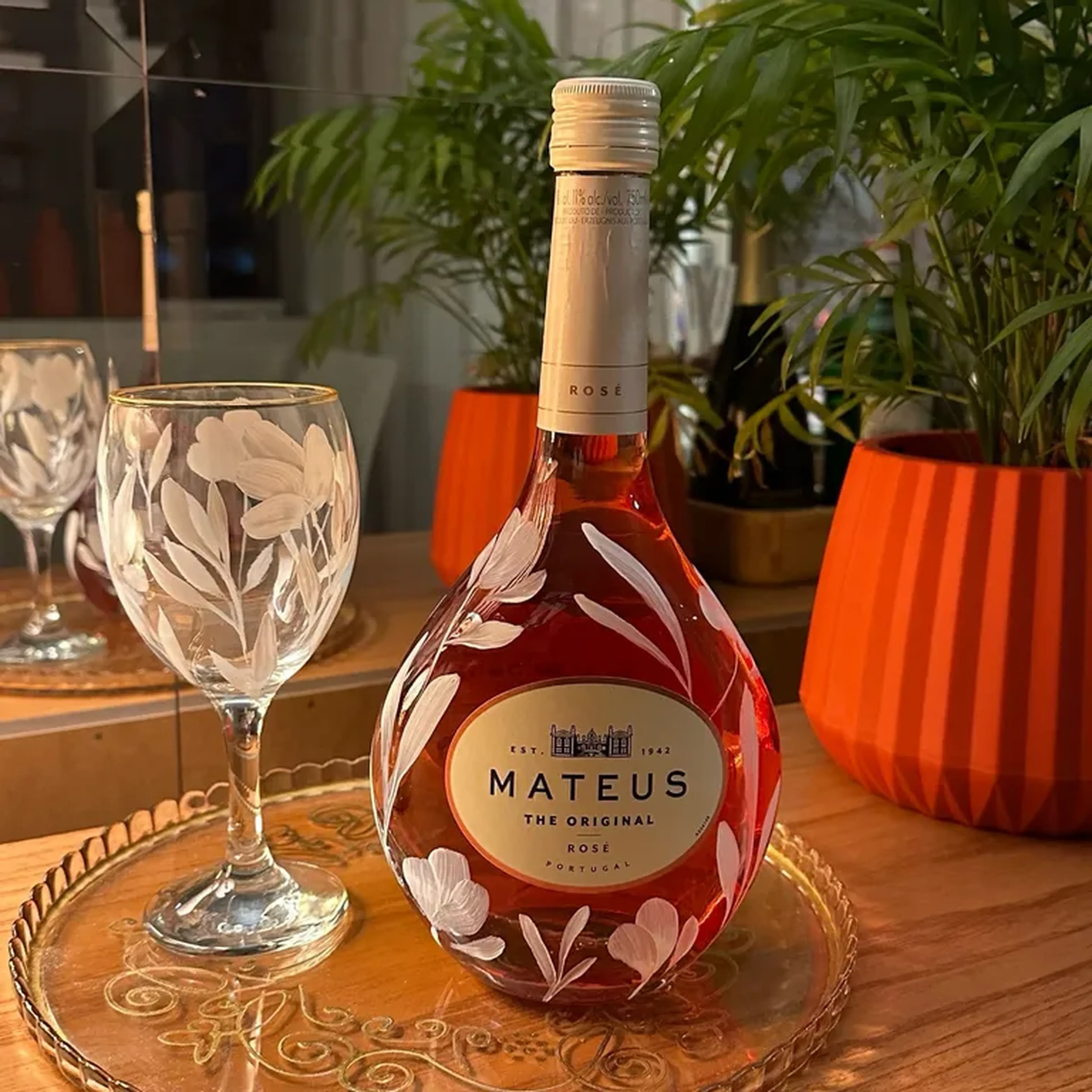 Garrafa de vinho português (Mateus) pintada à mão. imagem
