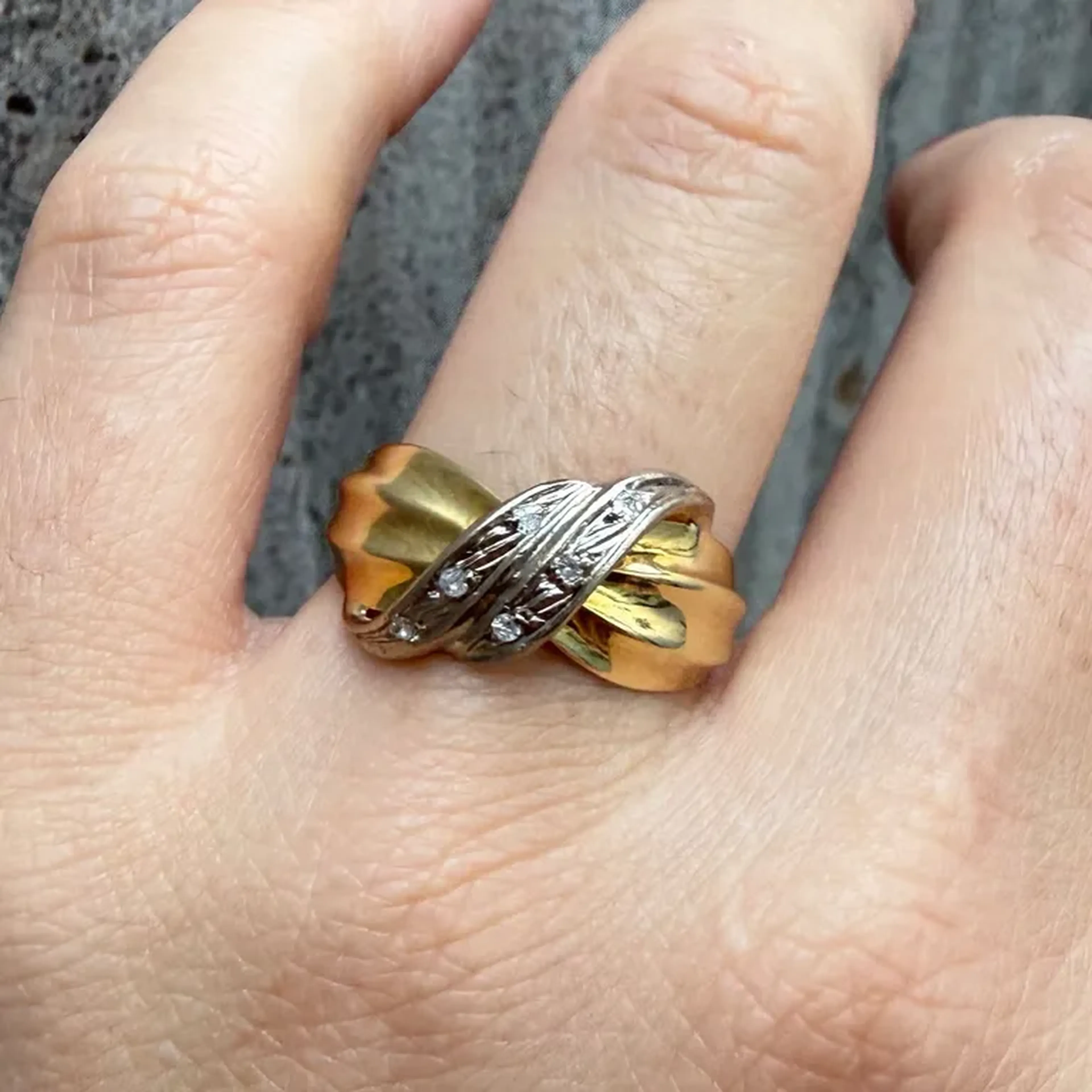 Anel Ouro 18k com diamantes imagem