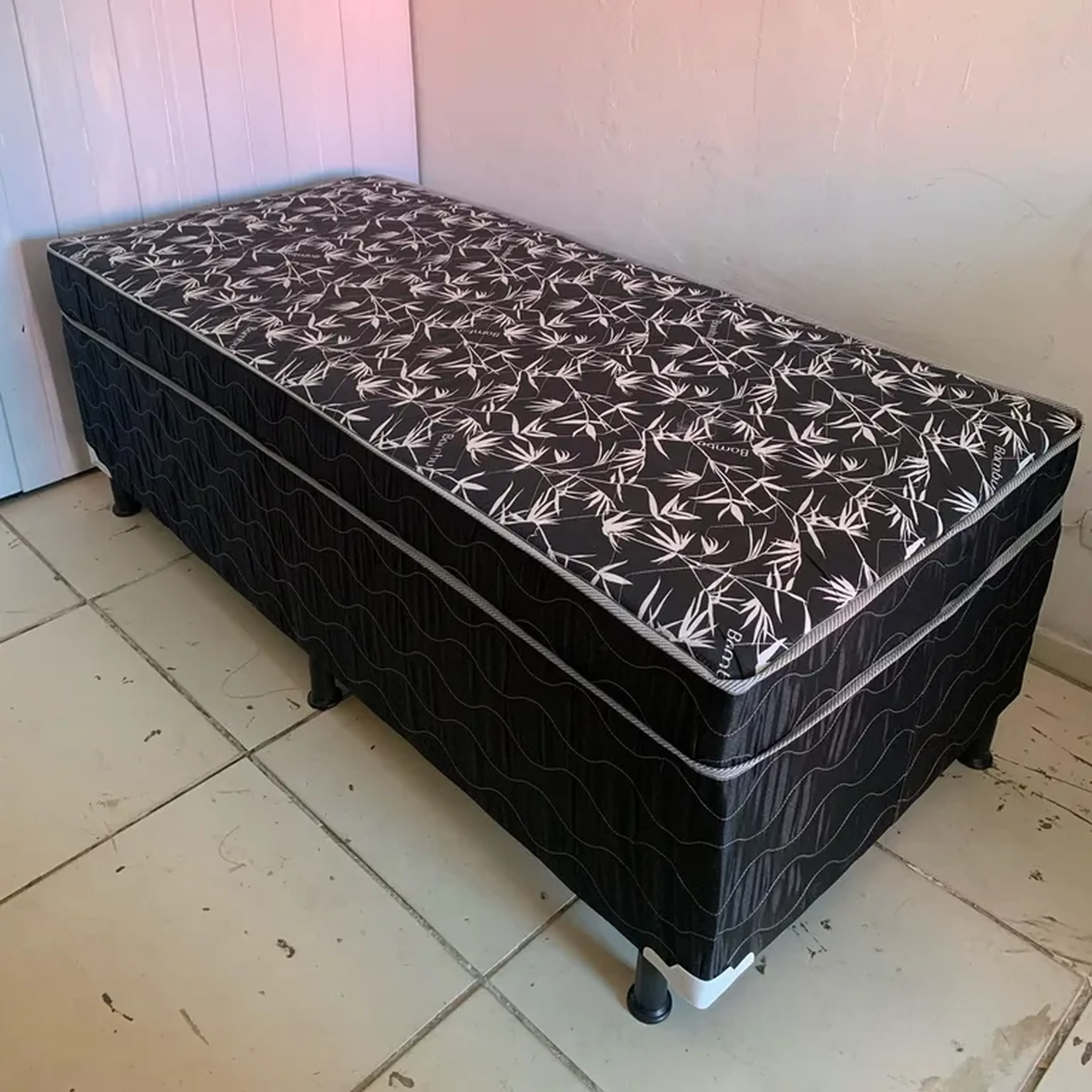 CAMA BOX SOLTEIRÃO - Estofada imagem