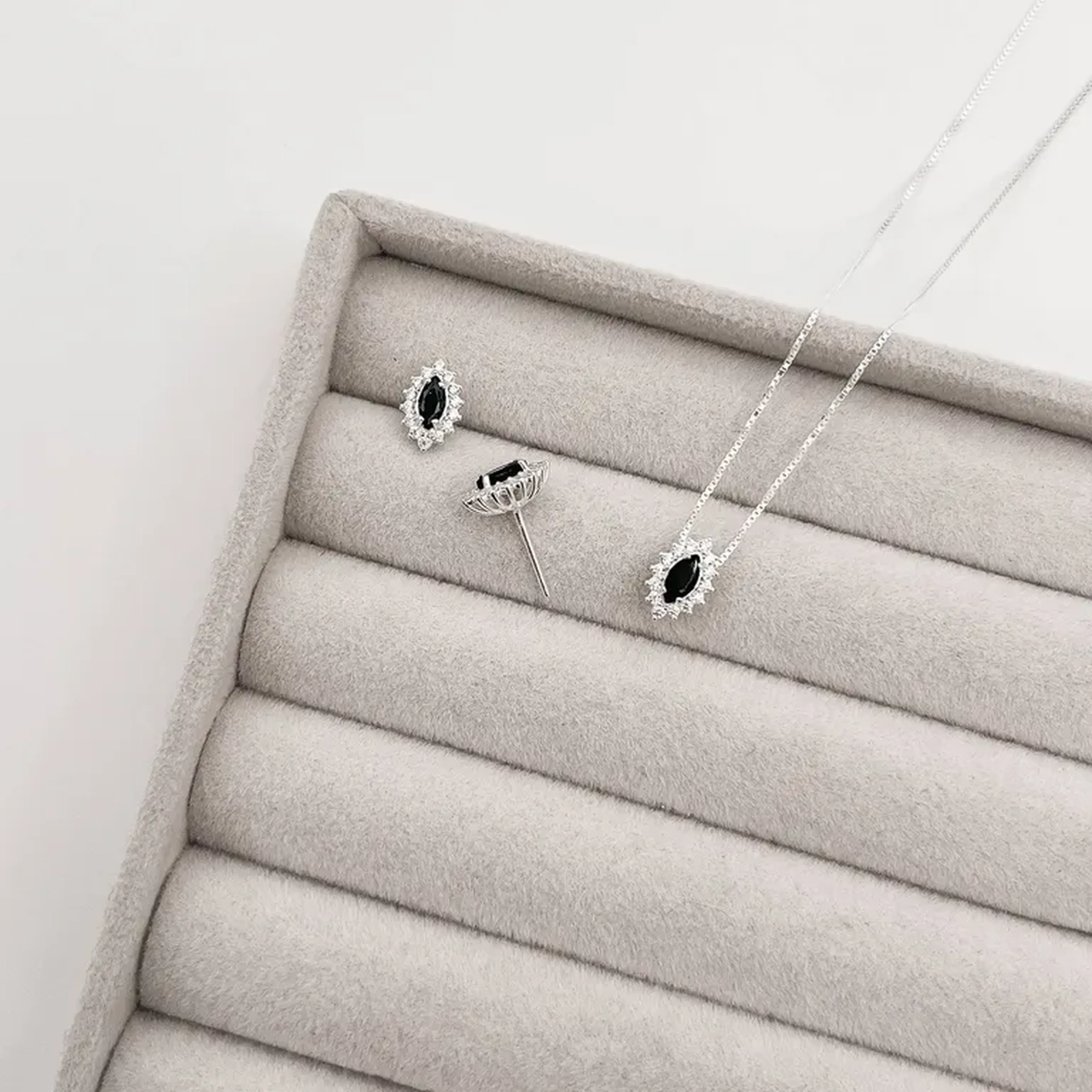 Conjunto Brinco e Colar Zircônias Navete Ônix Cravejado imagem