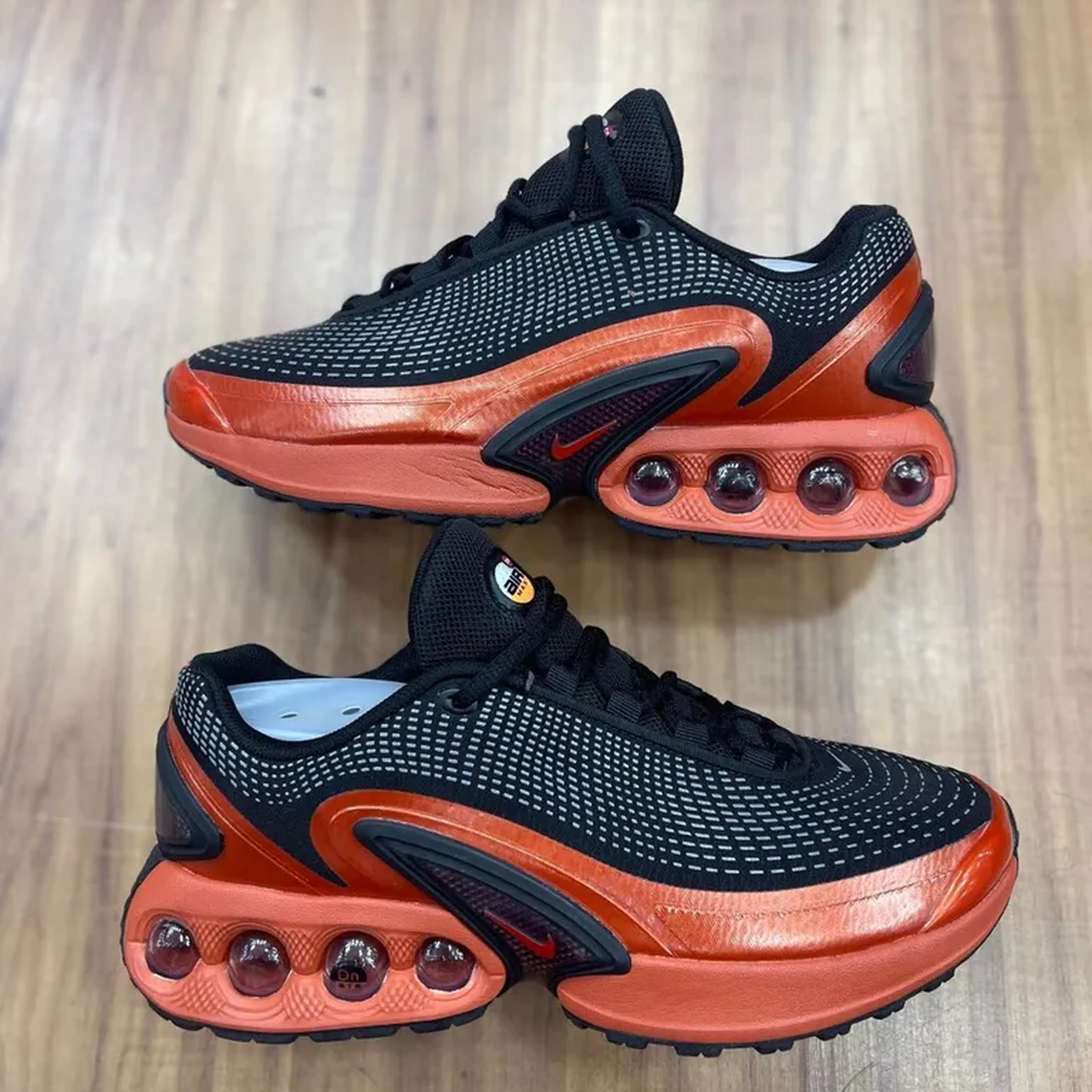 Air Max DN Preto e Laranja imagem