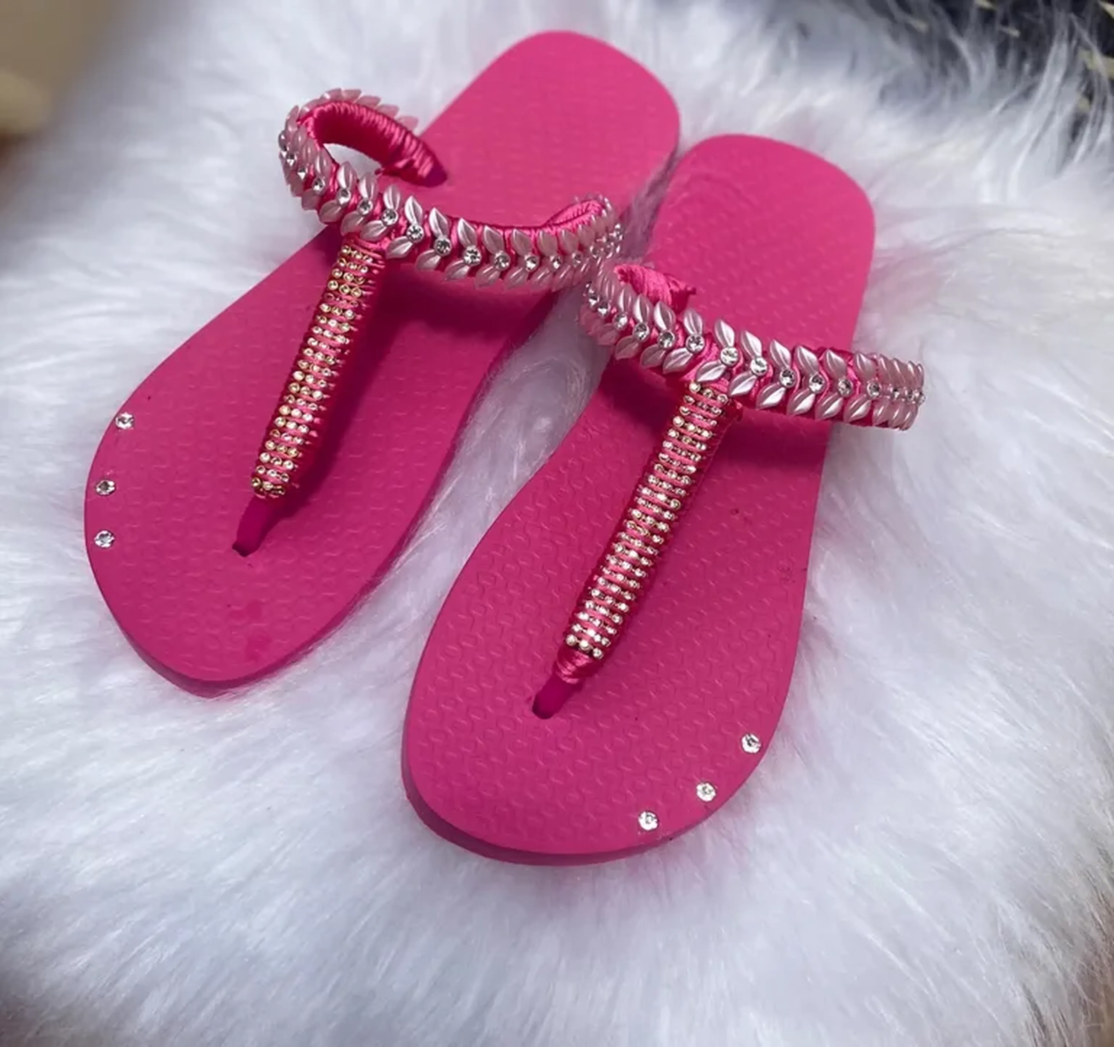 Chinelo customizado com manta de strass imagem