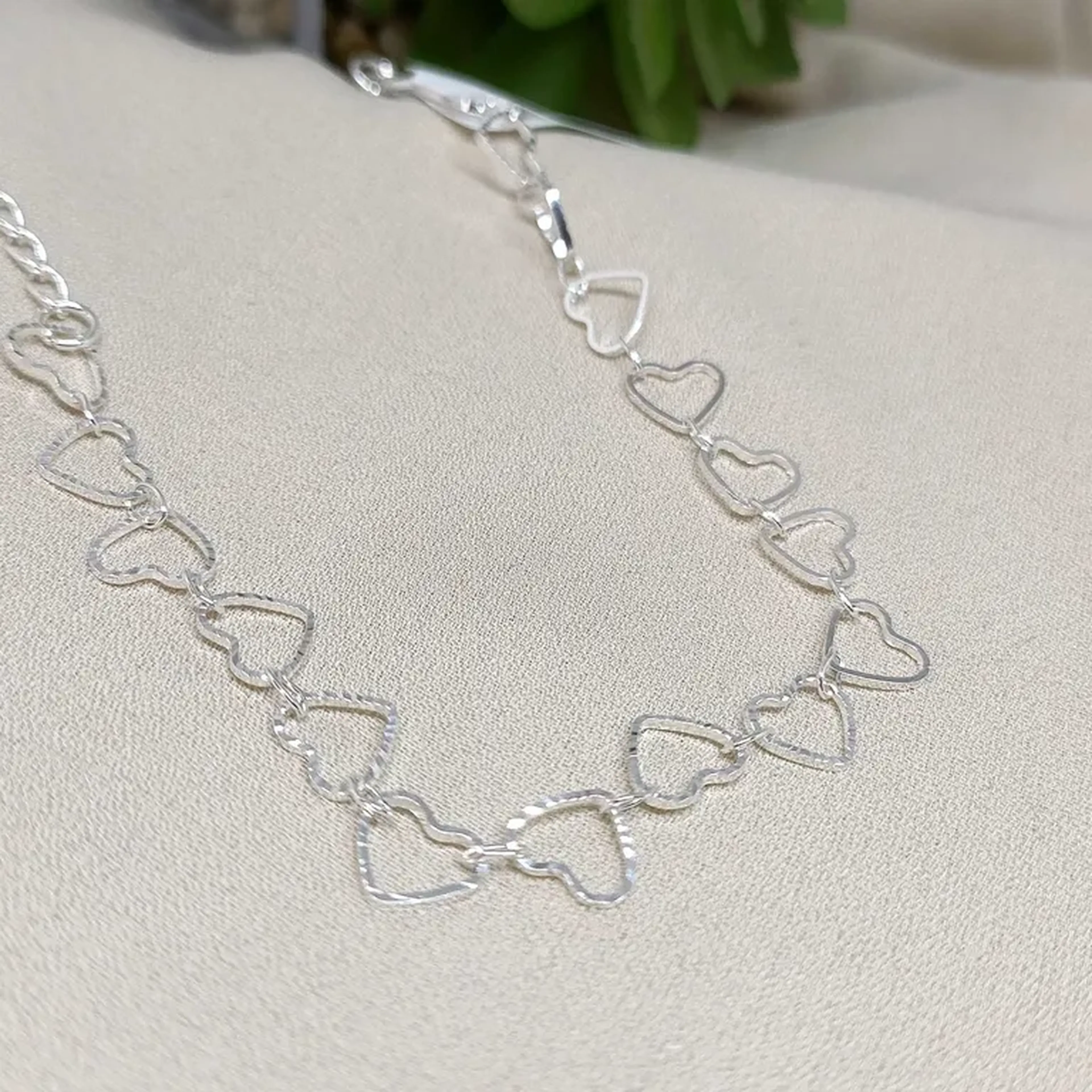 Pulseira corações banho prata imagem