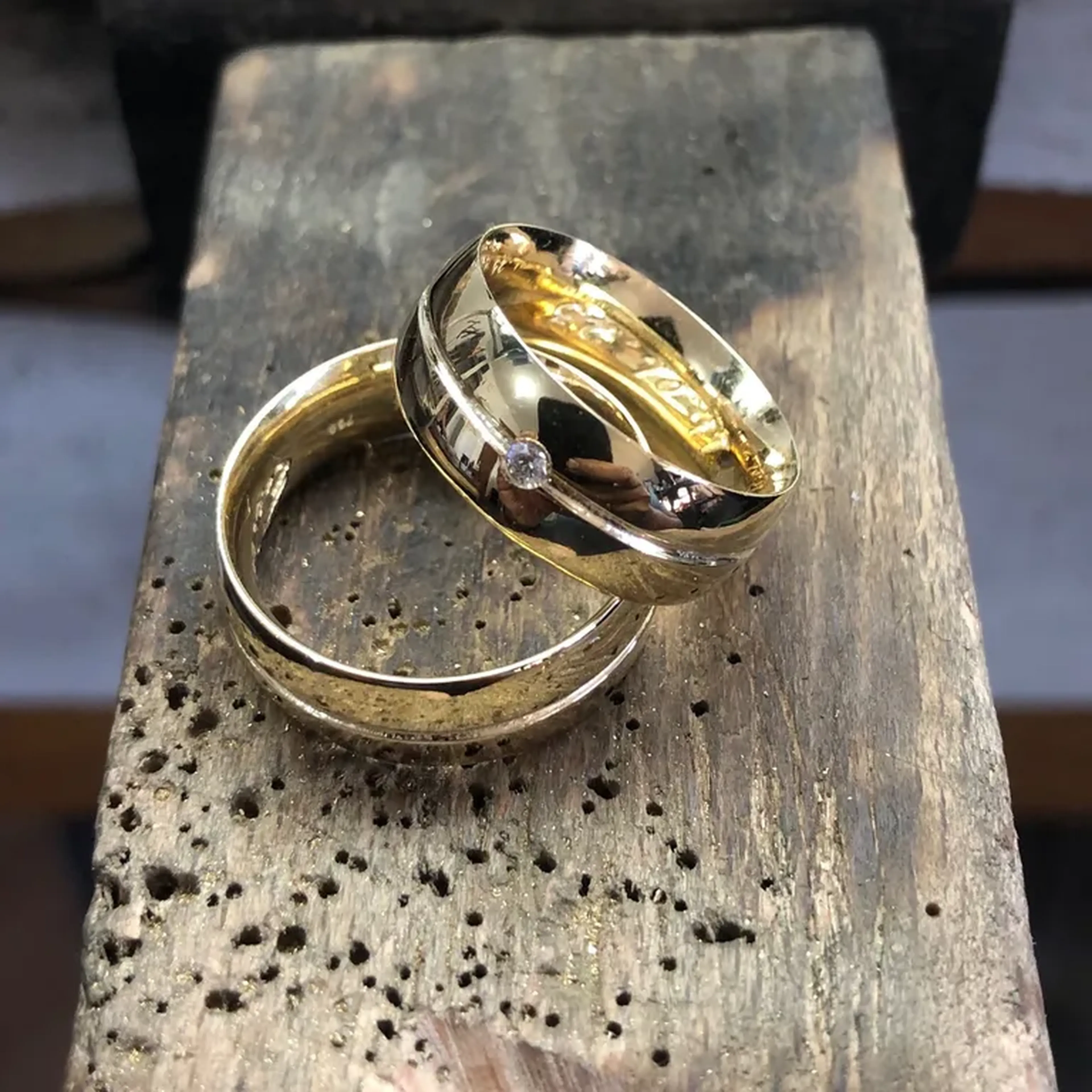 Par de Alianças Anatômica Ouro 18k - 7 mm imagem