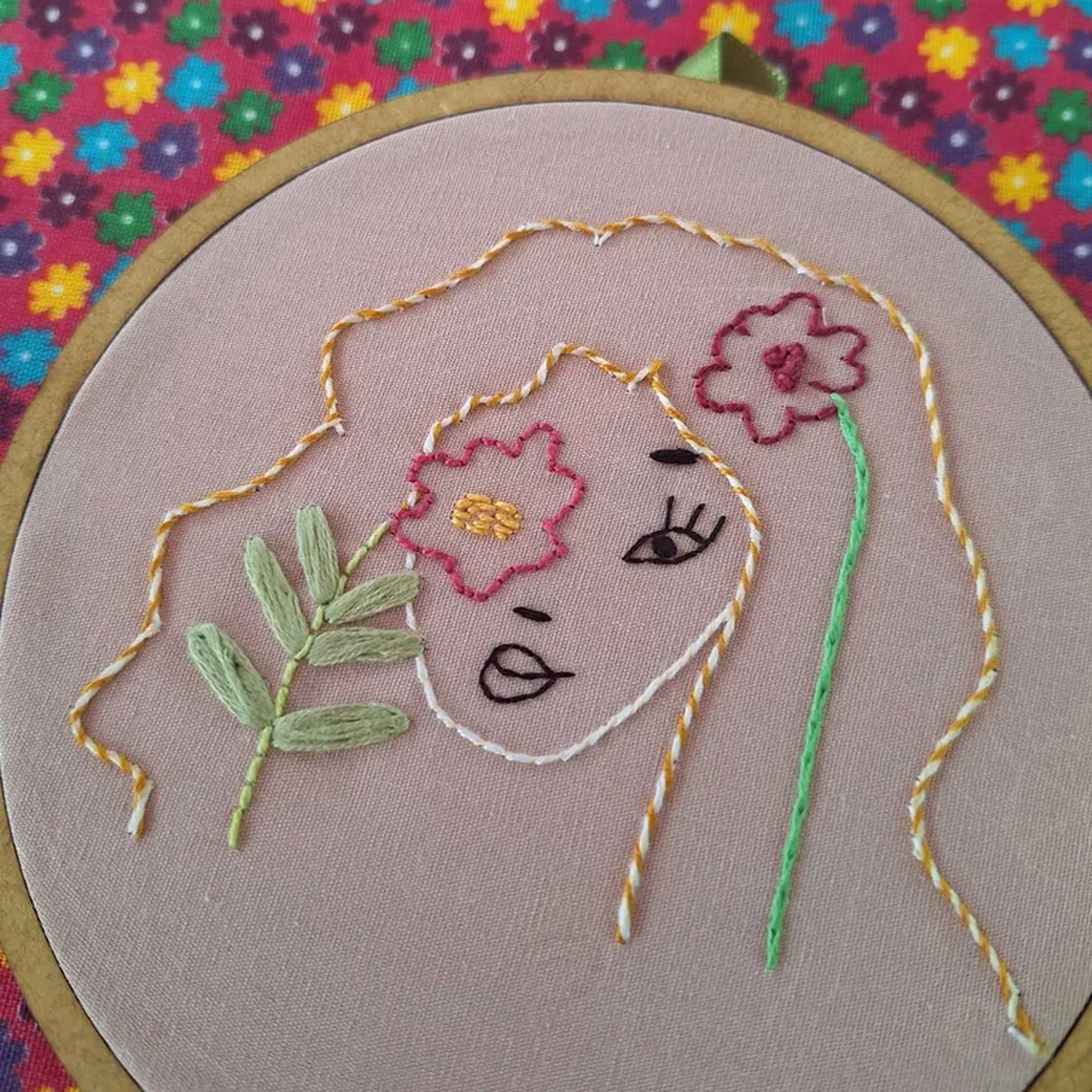 Bordado Mulher com flor imagem