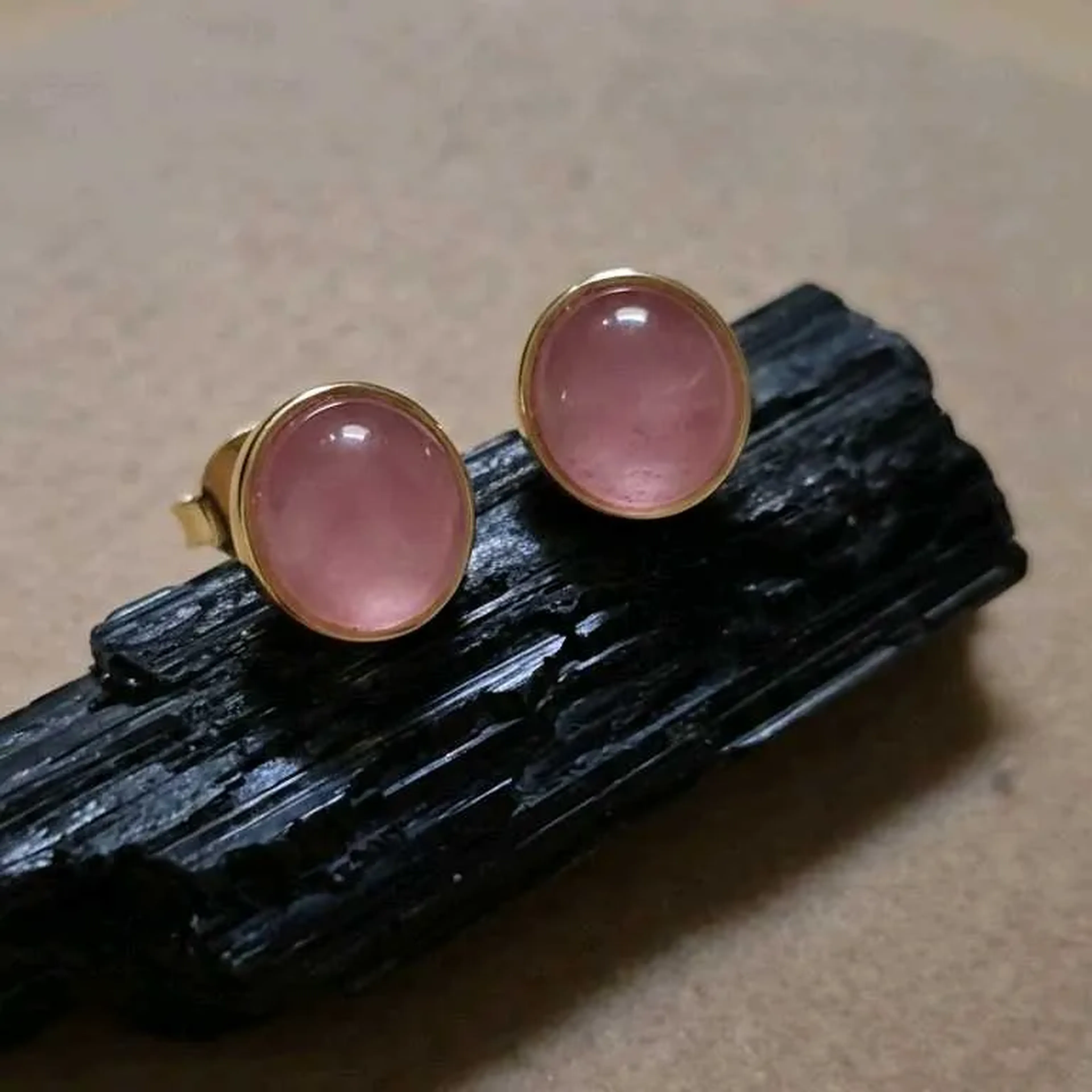 Brinco Quartzo Rosa Dourado – Suavidade e Elegância imagem