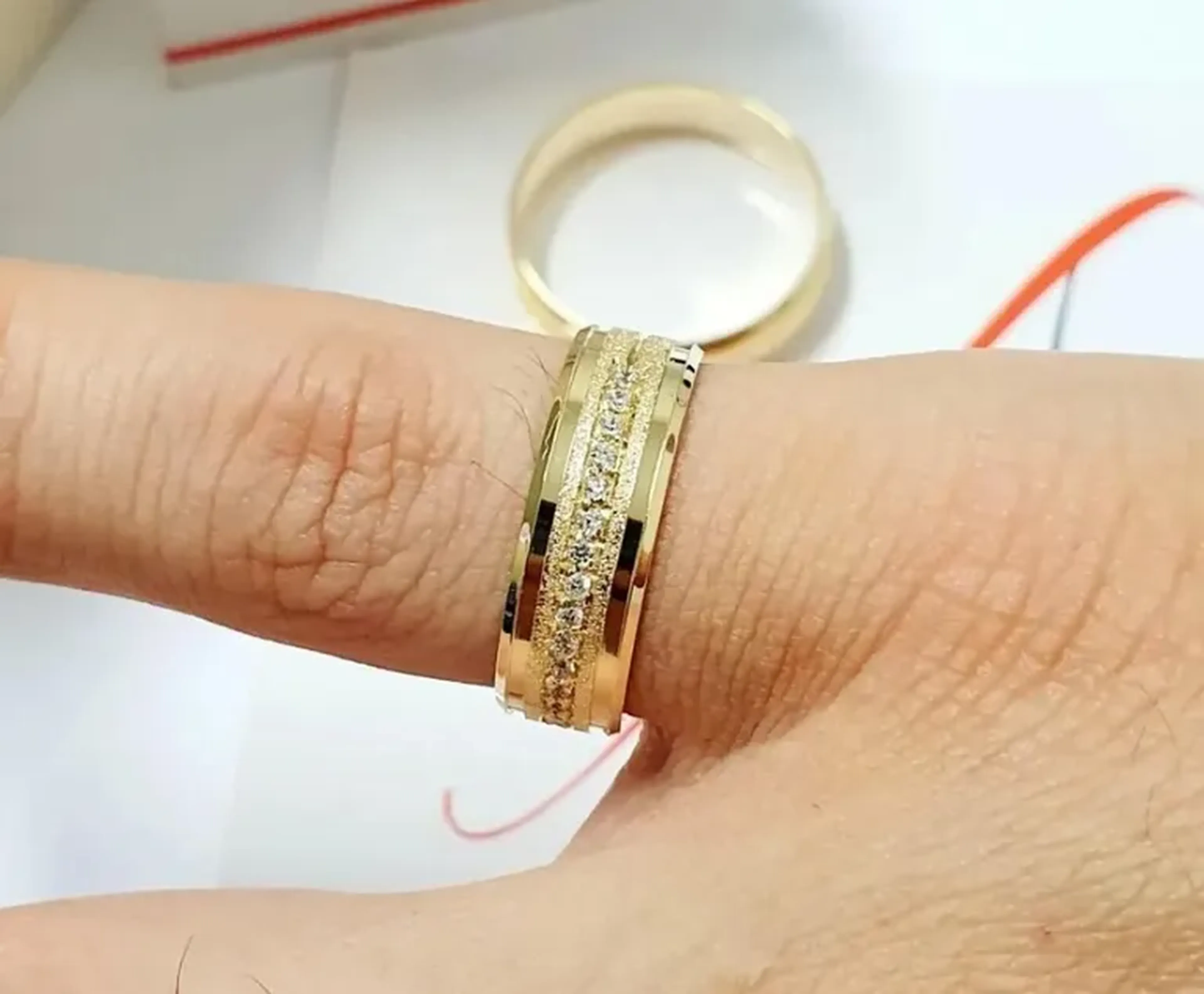 Par Alianças 6mm 10g Fosca com Friso Pedras Anatômica Ouro18k imagem