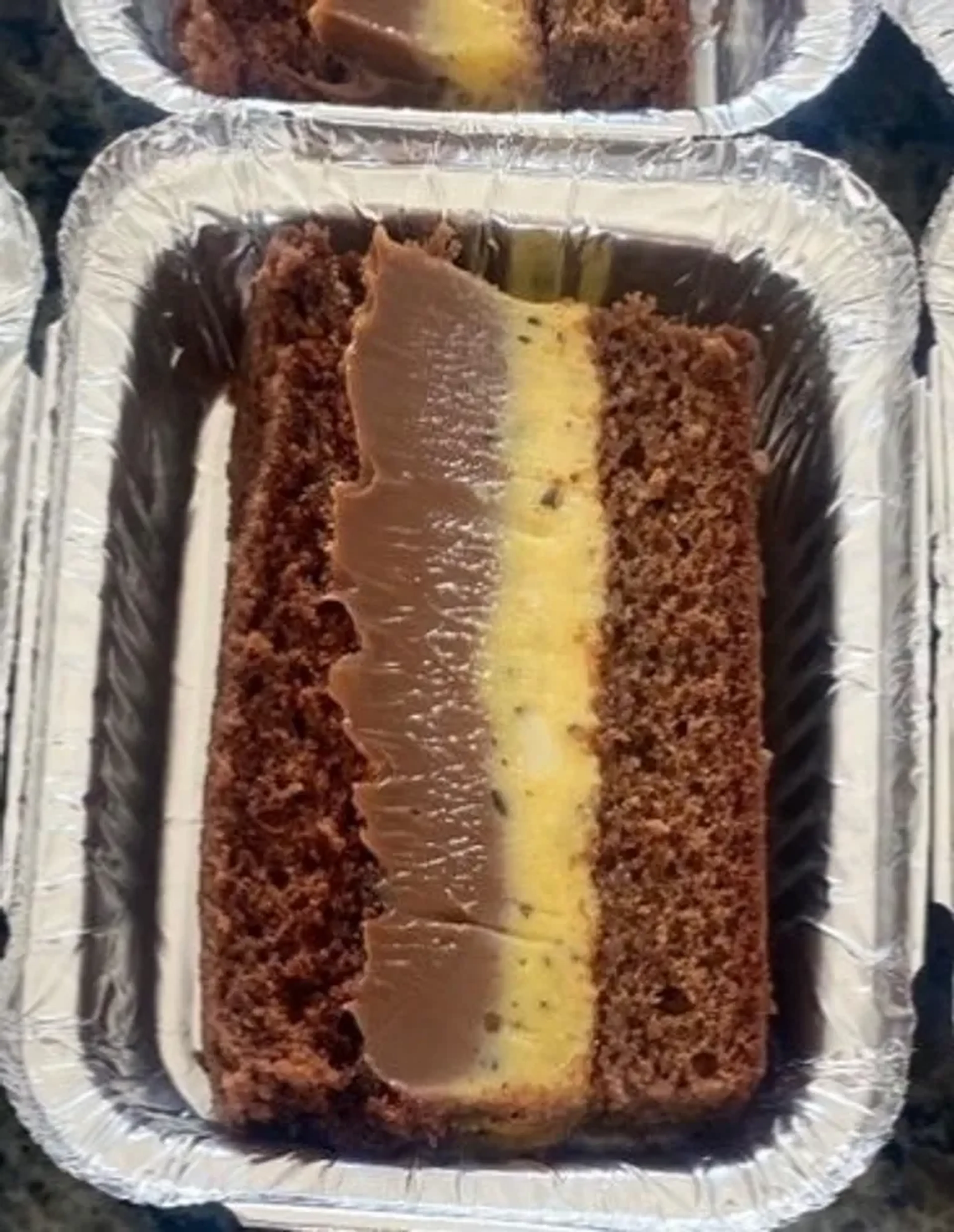 Bolo gelado Maracujá Com Brigadeiro imagem
