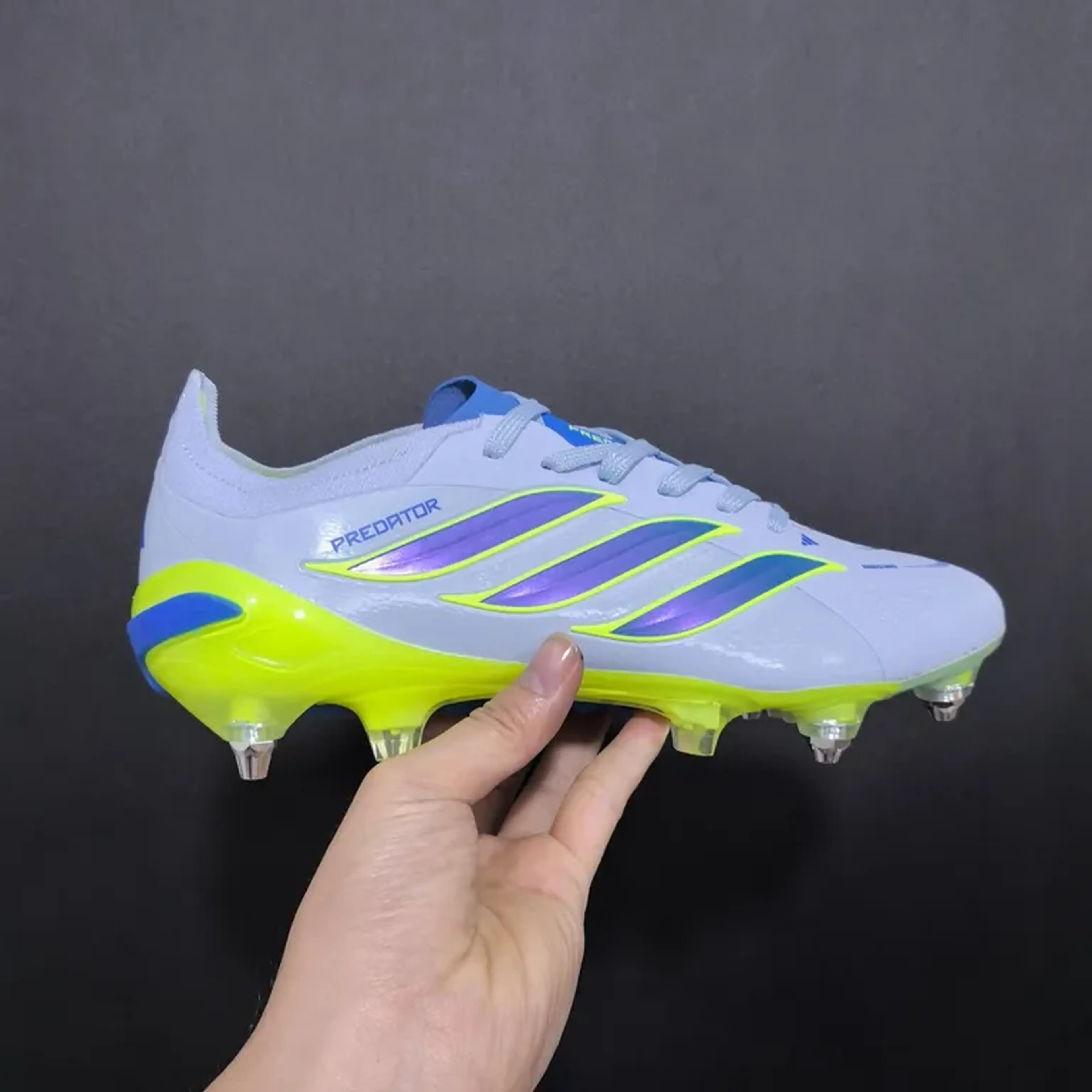 Chuteiras de Campo Adidas imagem