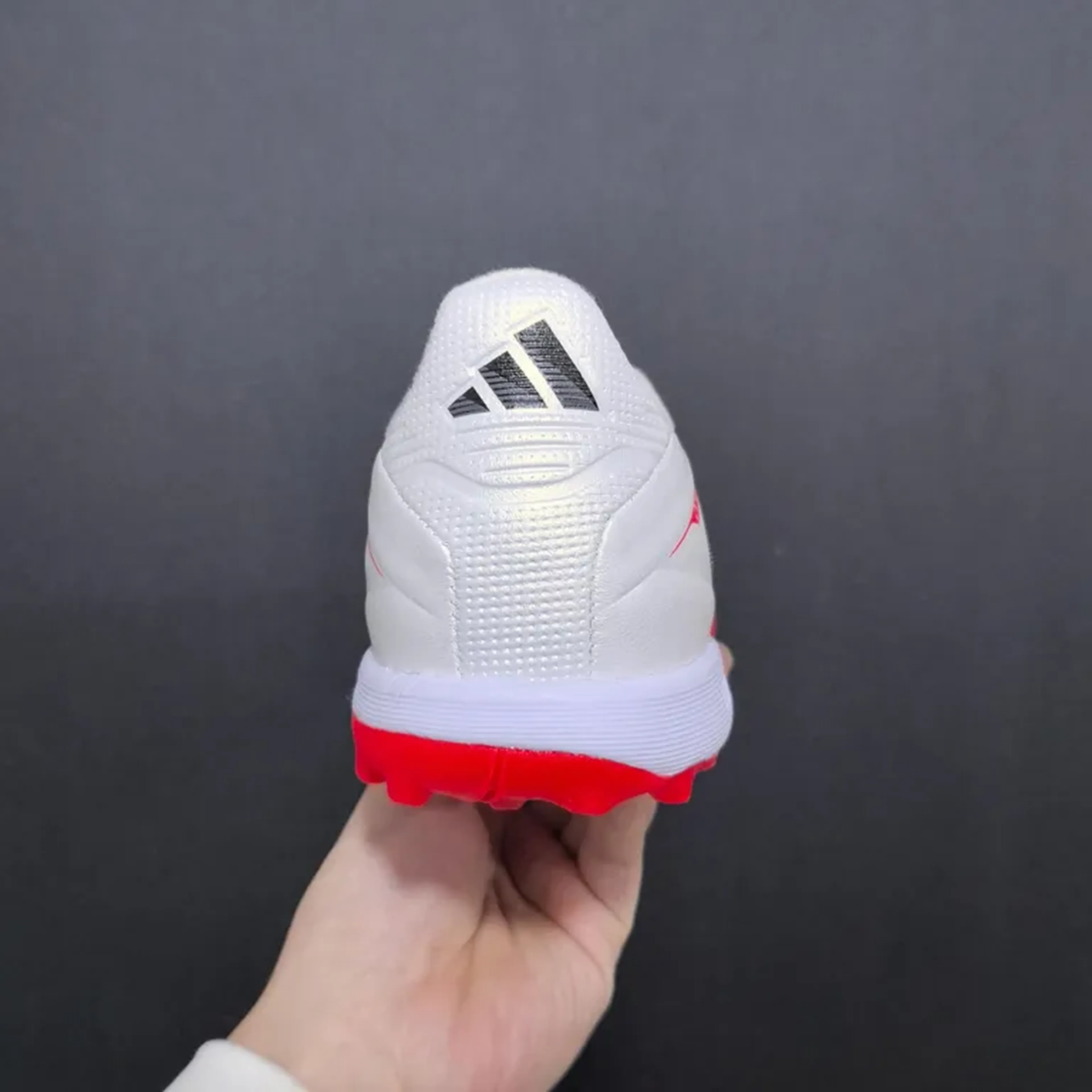 Chuteira de Society Adidas imagem