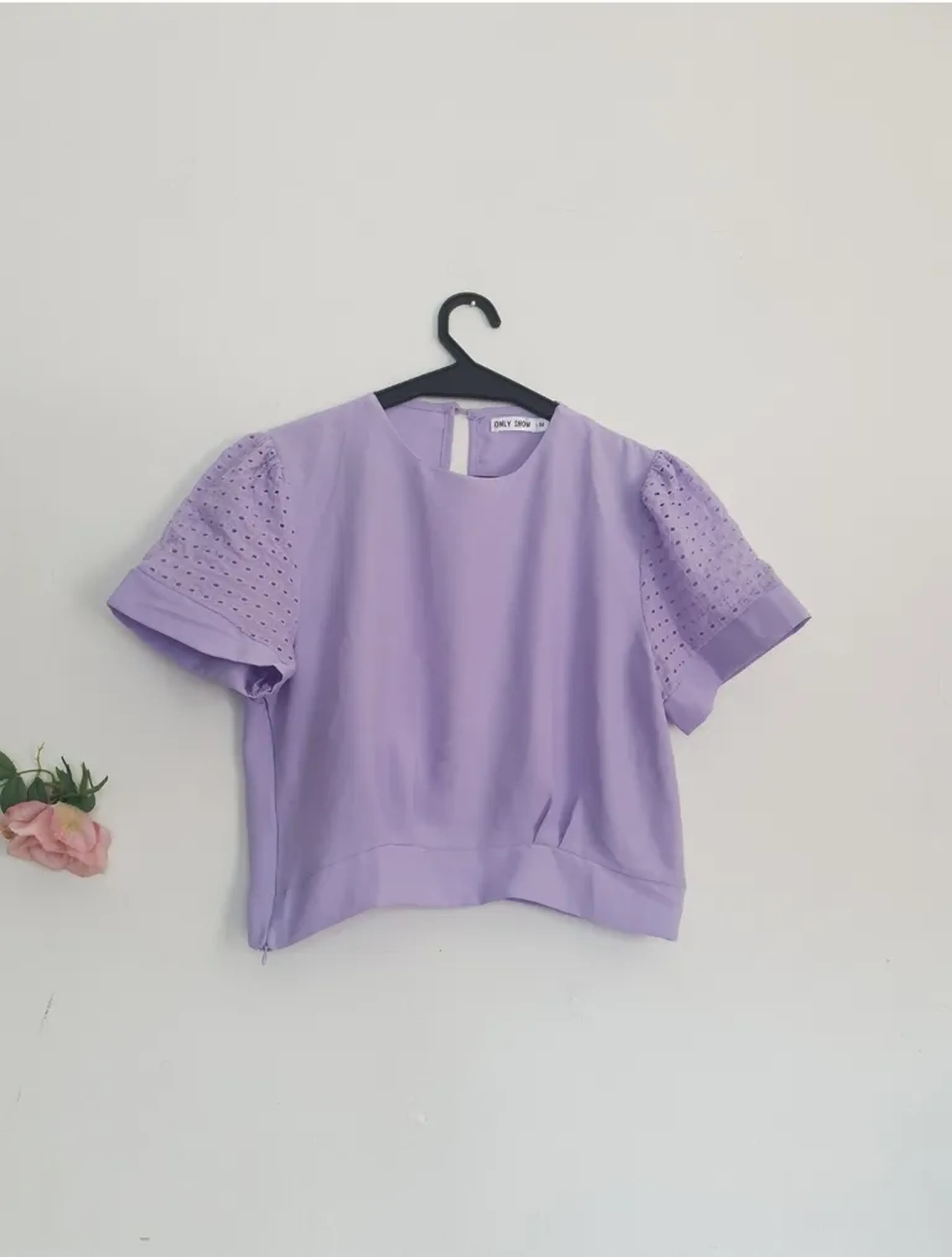 Blusa cropped lilás com renda imagem