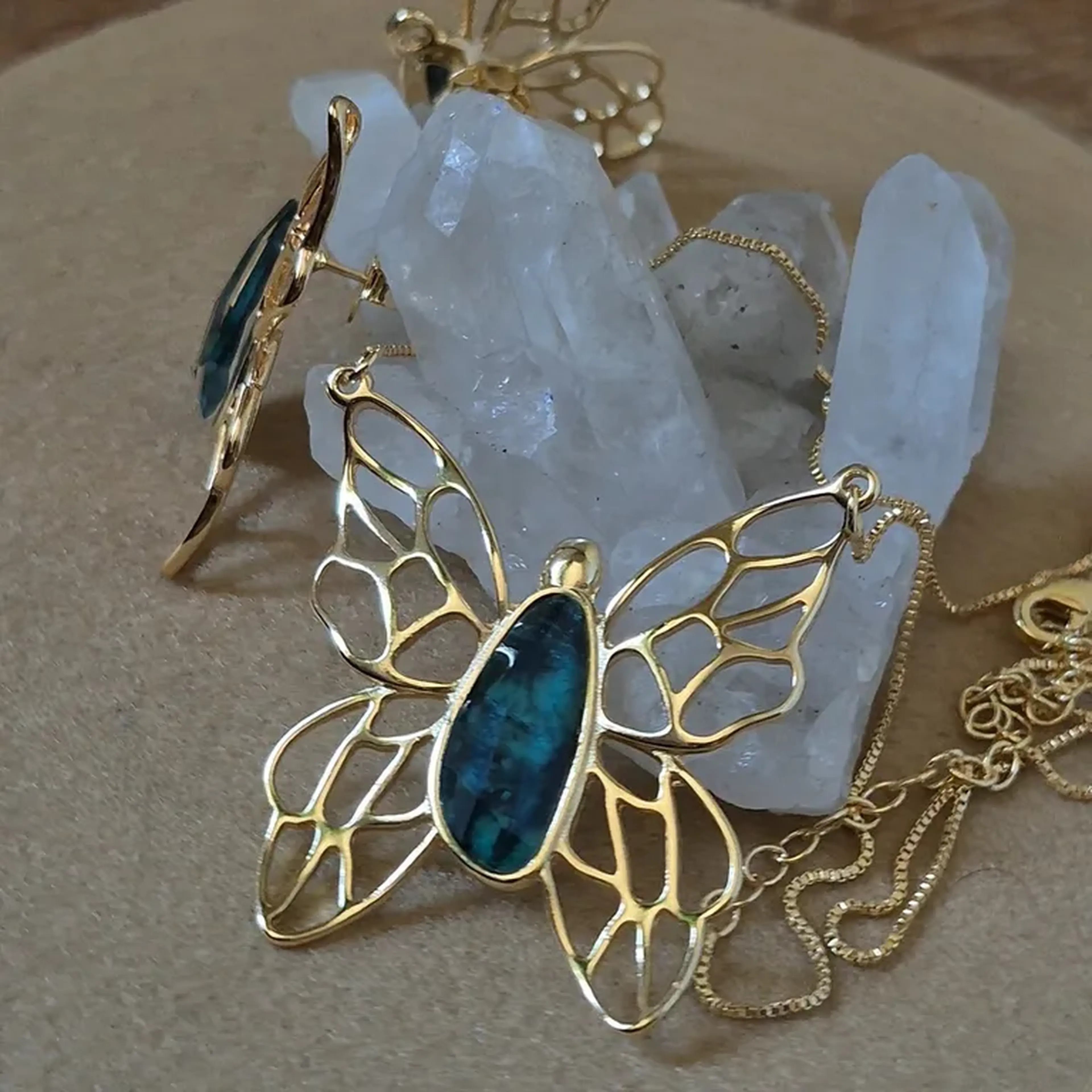 Conjunto Borboleta Dourado – Presença que Irradia imagem