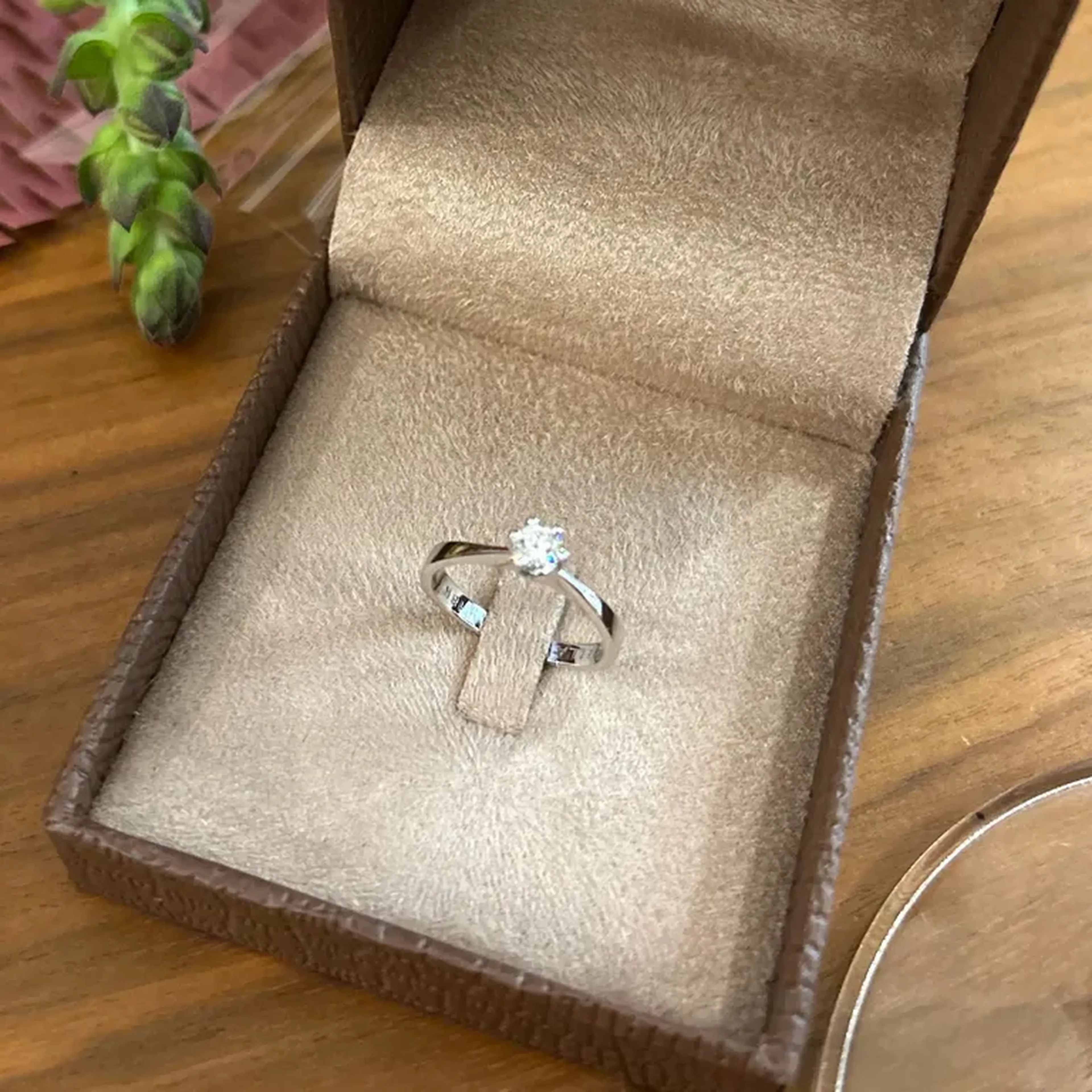 Solitário com diamante natural de 30 pontos em ouro branco imagem