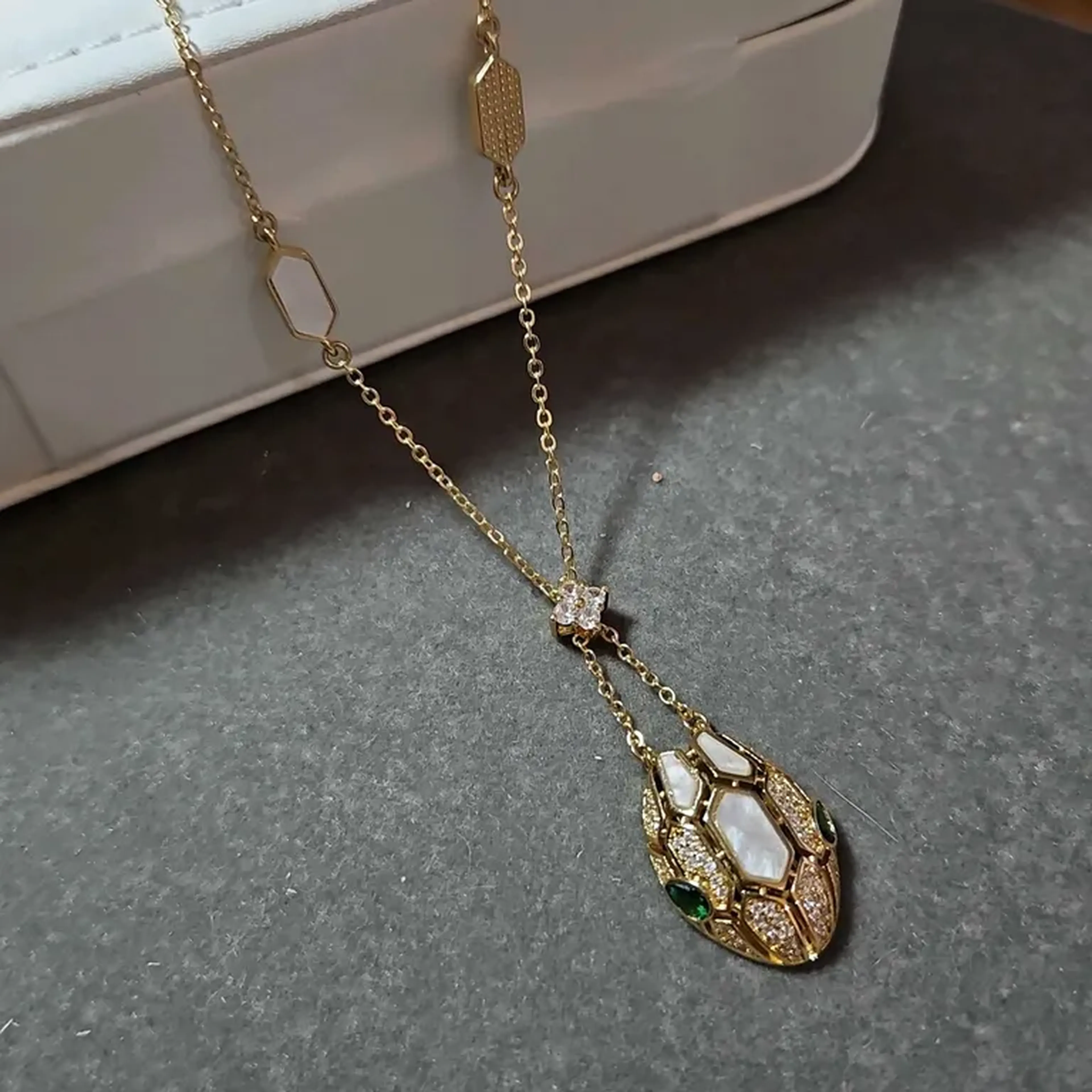 Colar serpente cravejado nas zircônias no banho ouro imagem