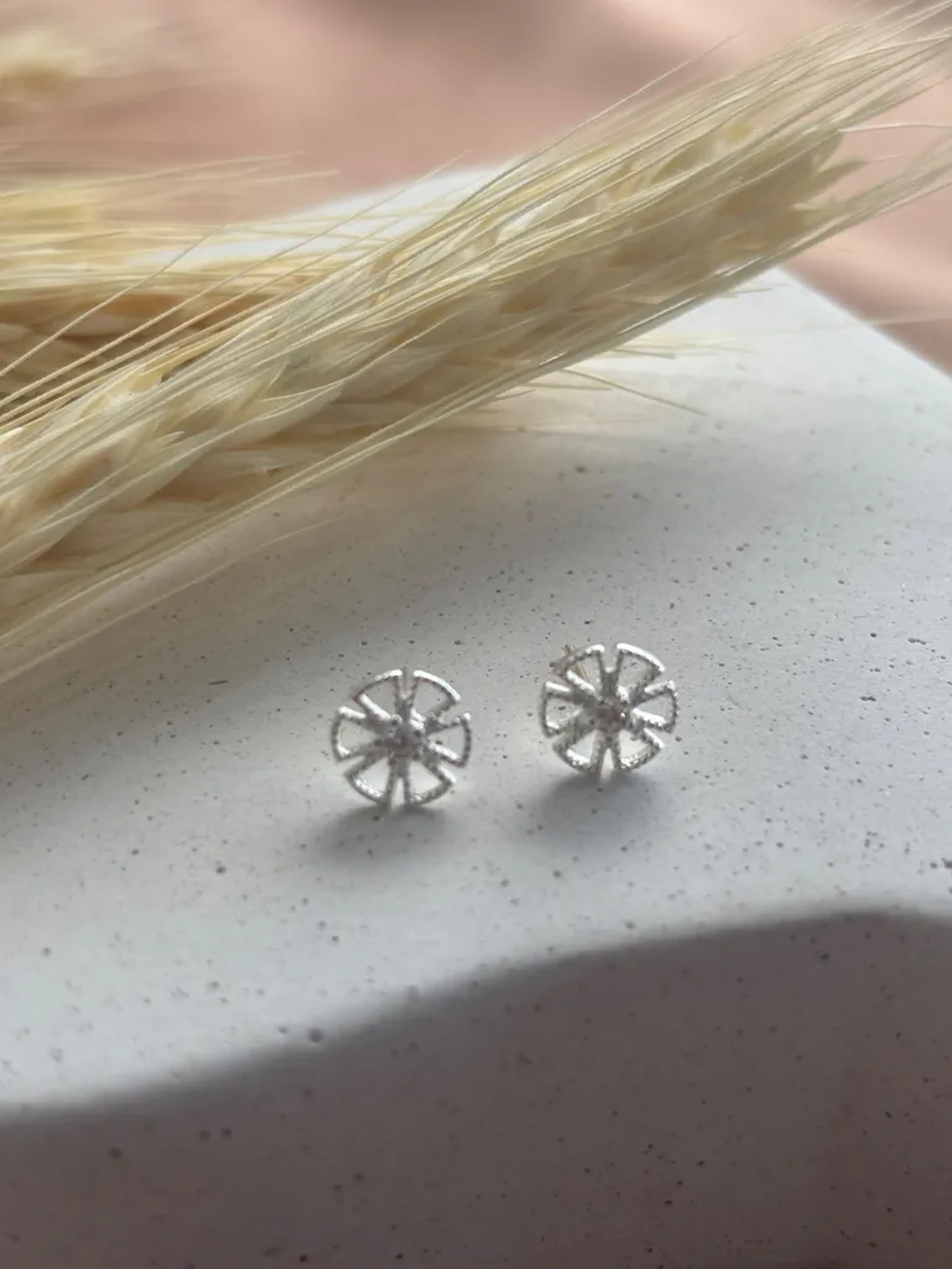 Brinco Rosa cravejada imagem