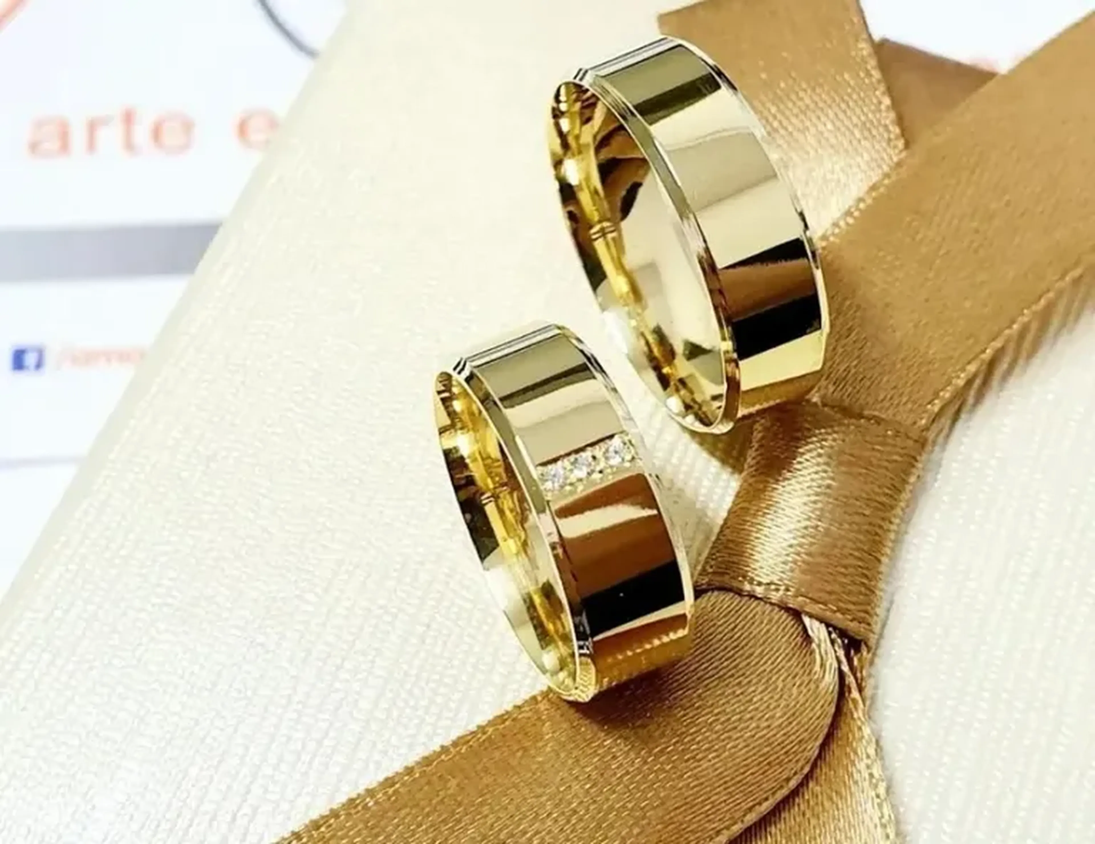 Par De Alianças Chanfrada 6mm Com 10g Ouro 18k + Brilhantes imagem