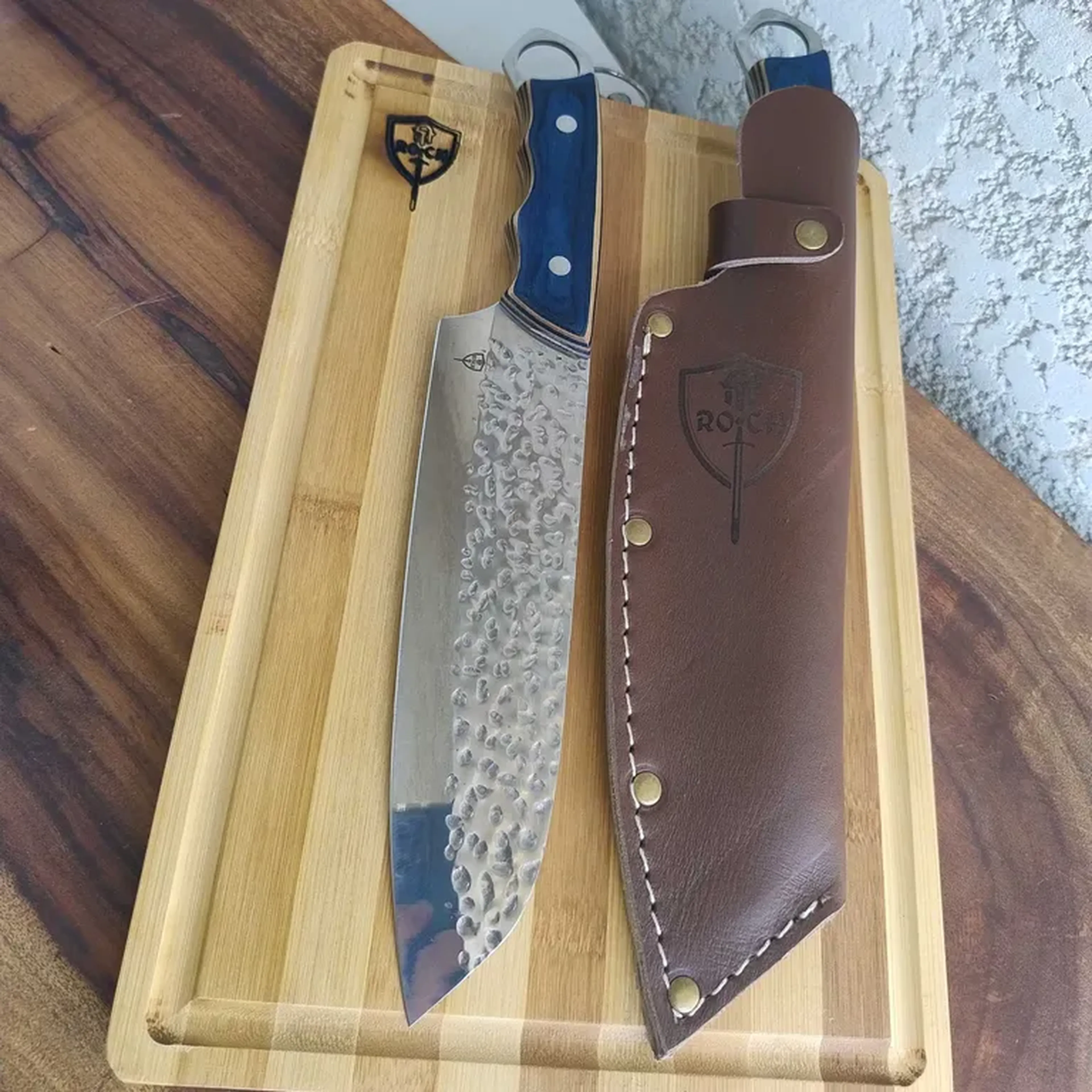 Faca modelo japonês SANTOKU inox martelado bainha couro bovino imagem