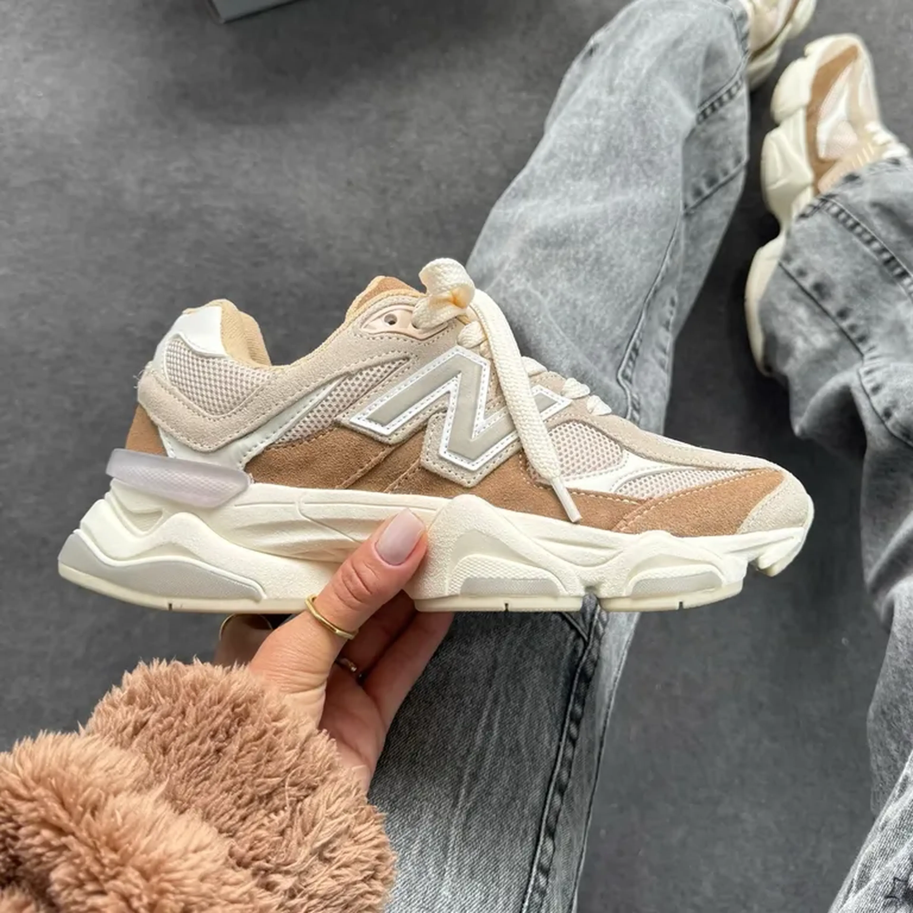 New Balance 9060 Bege Caramelo imagem