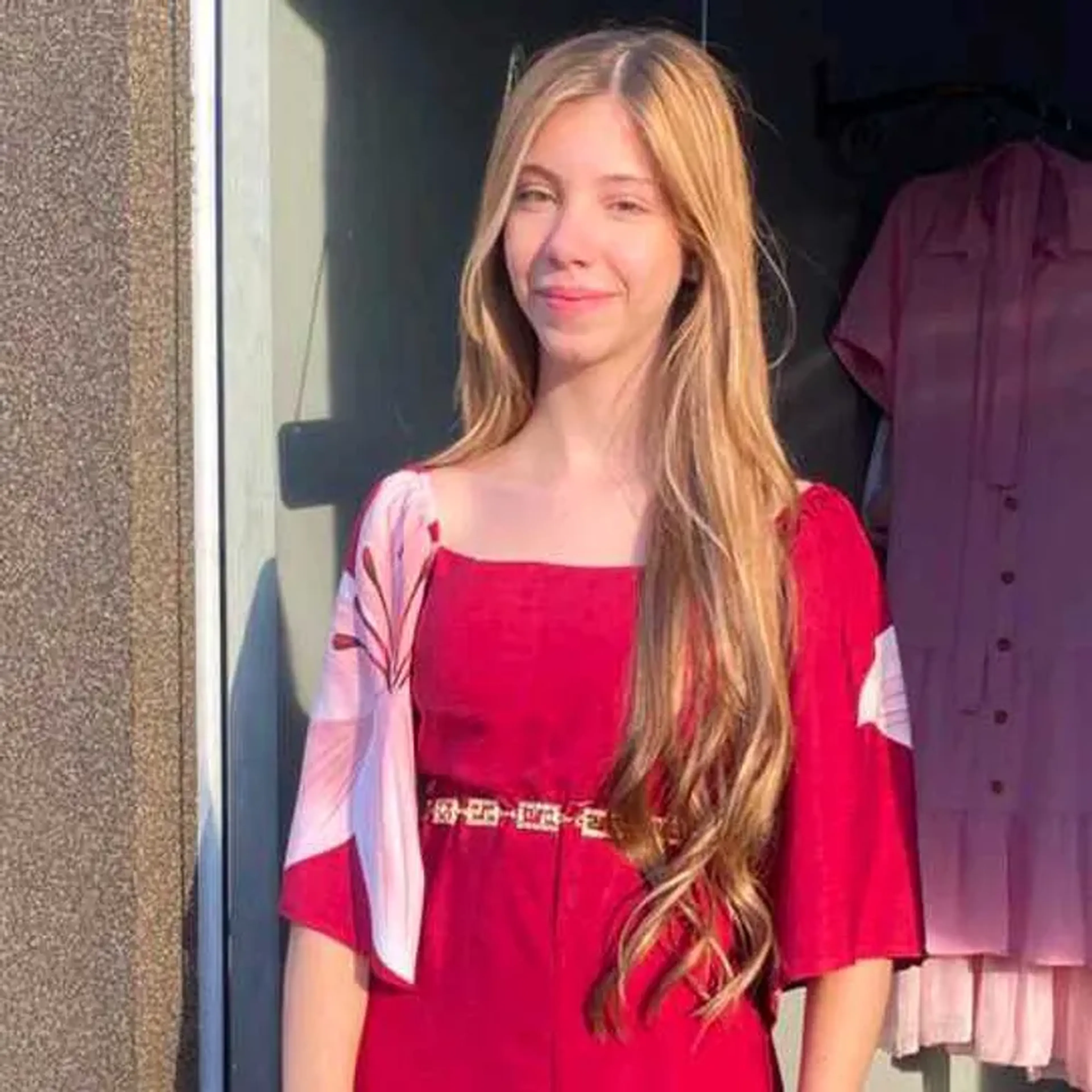 vestido floral vermelho imagem