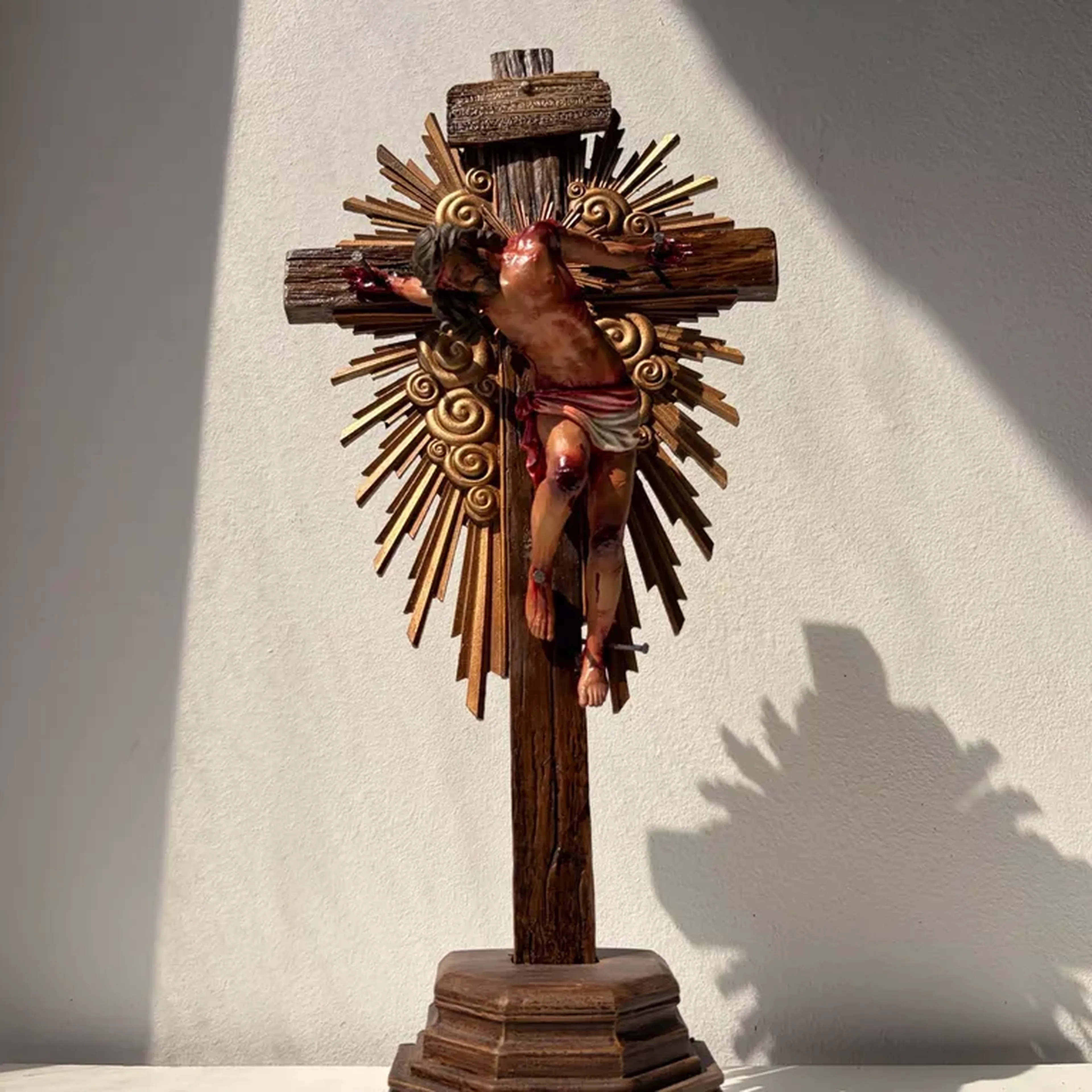 Crucifixo Paixão de Cristo com ornamentos imagem