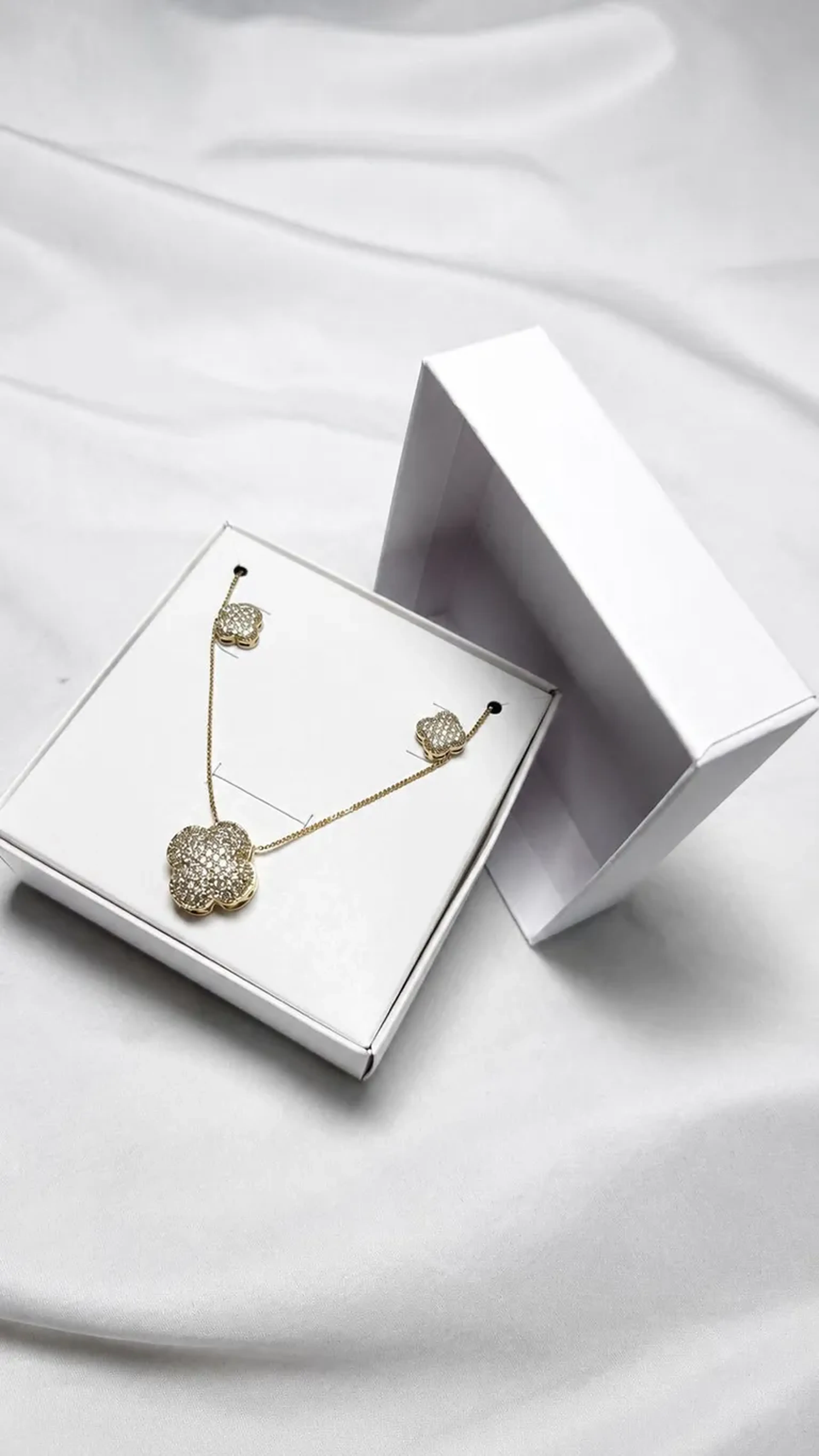 Conjunto trevo cravejado imagem