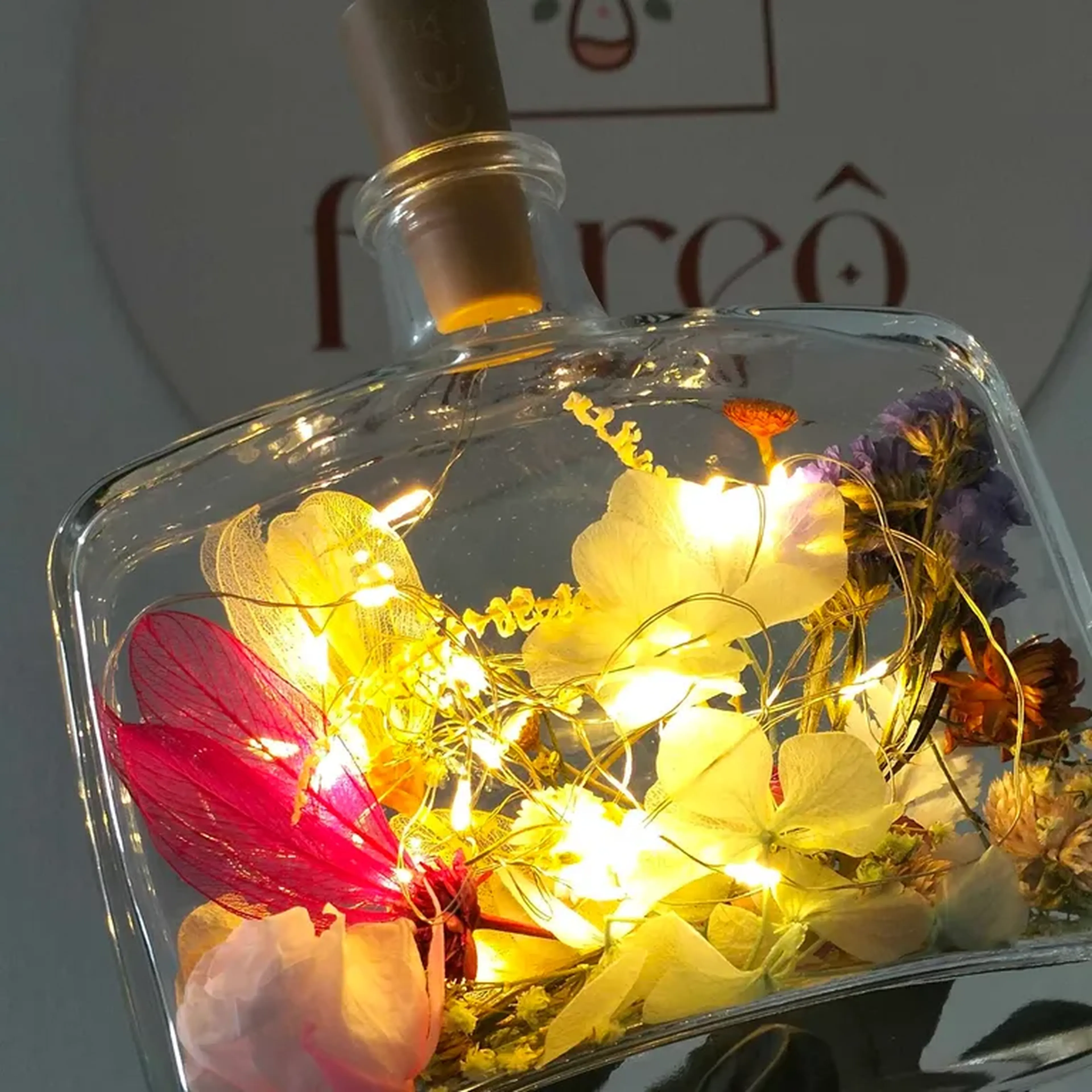 Garrafa floral iluminada imagem
