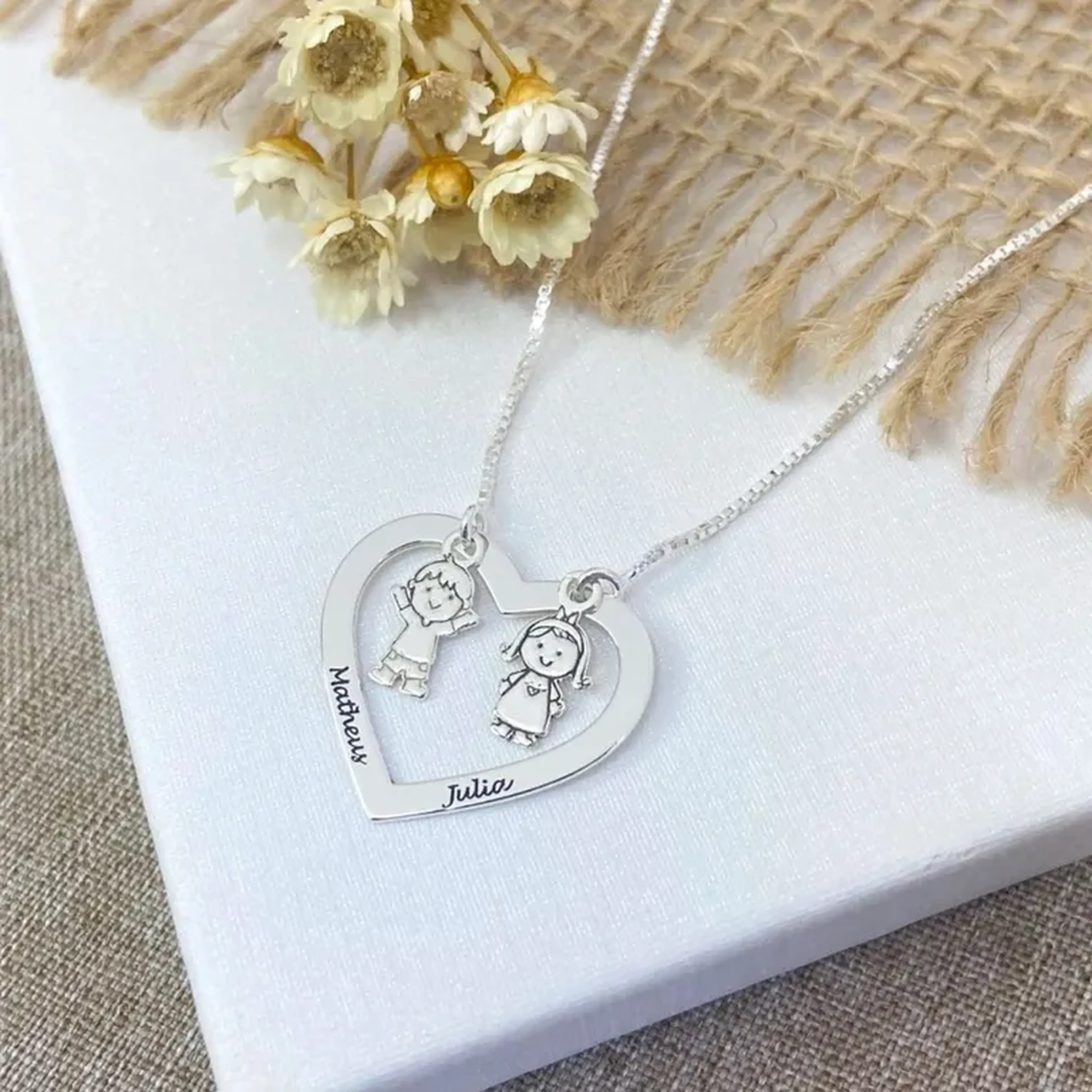 Cordão personalizado coração menina e menino imagem