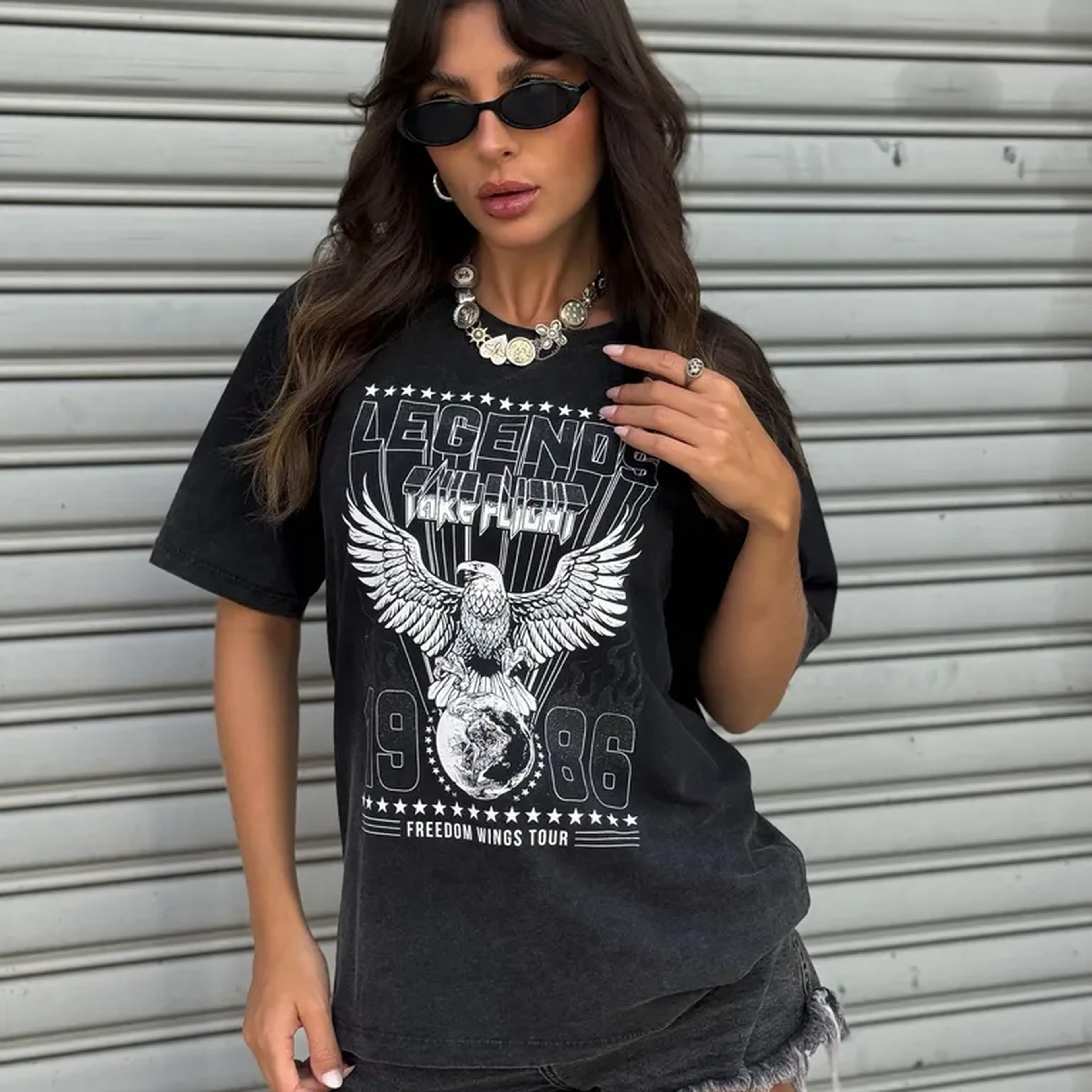 T-shirt Estonada Legends Take Flight (com glitter) Preta imagem