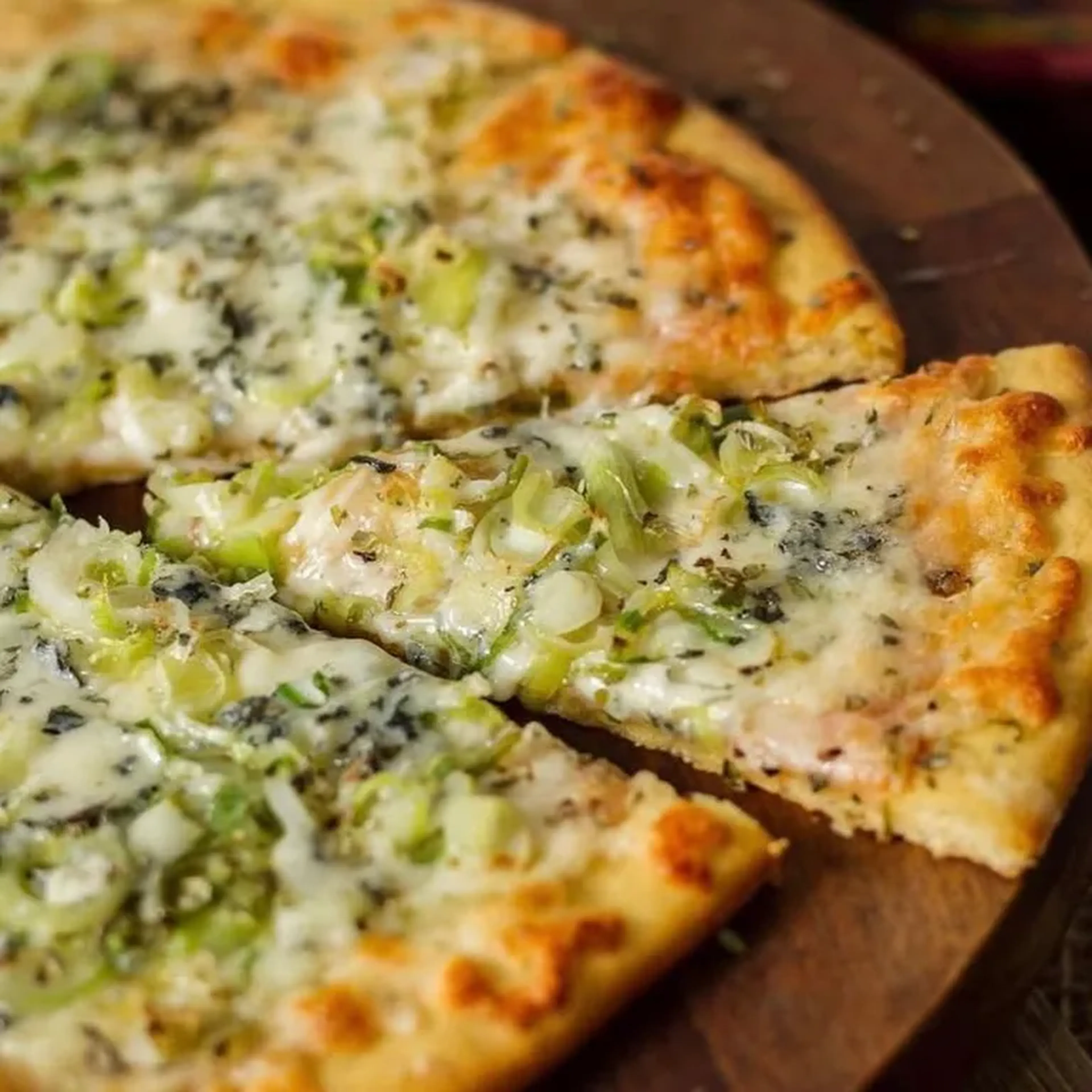 Pizza Broto - Alho poró com provolone imagem