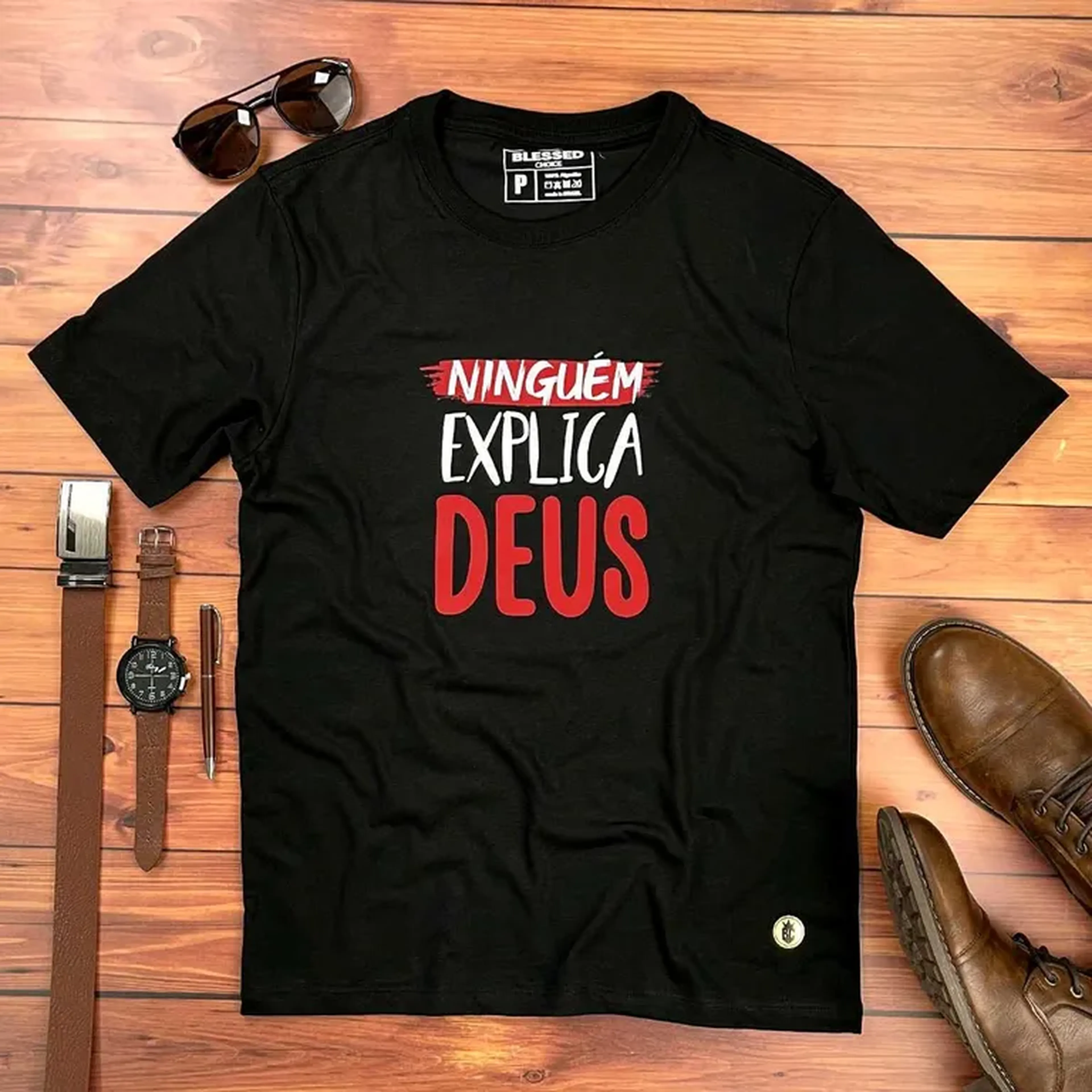 Camiseta Masculina Preta Ninguém explica Deus imagem