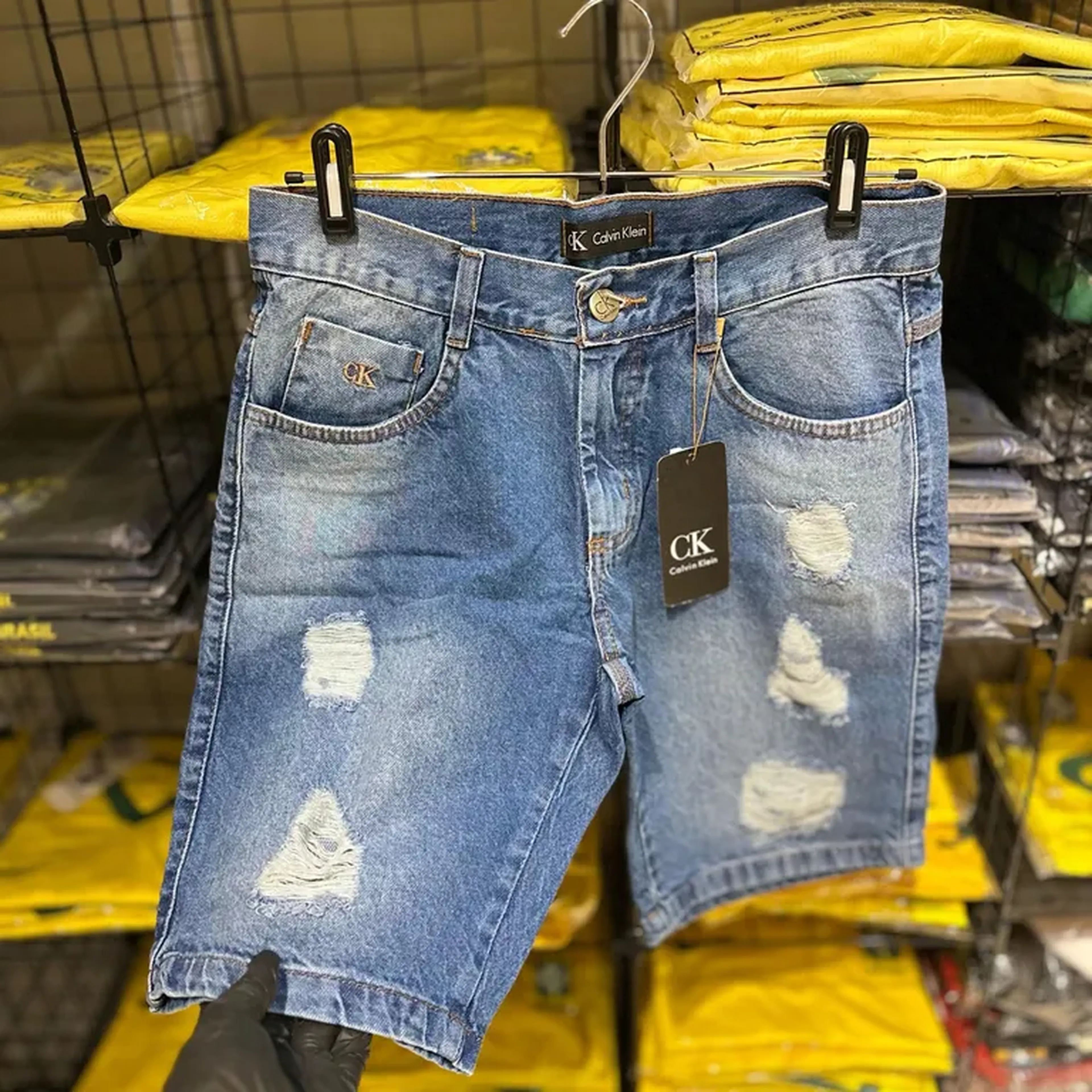 Bermuda Jeans Rasgada imagem