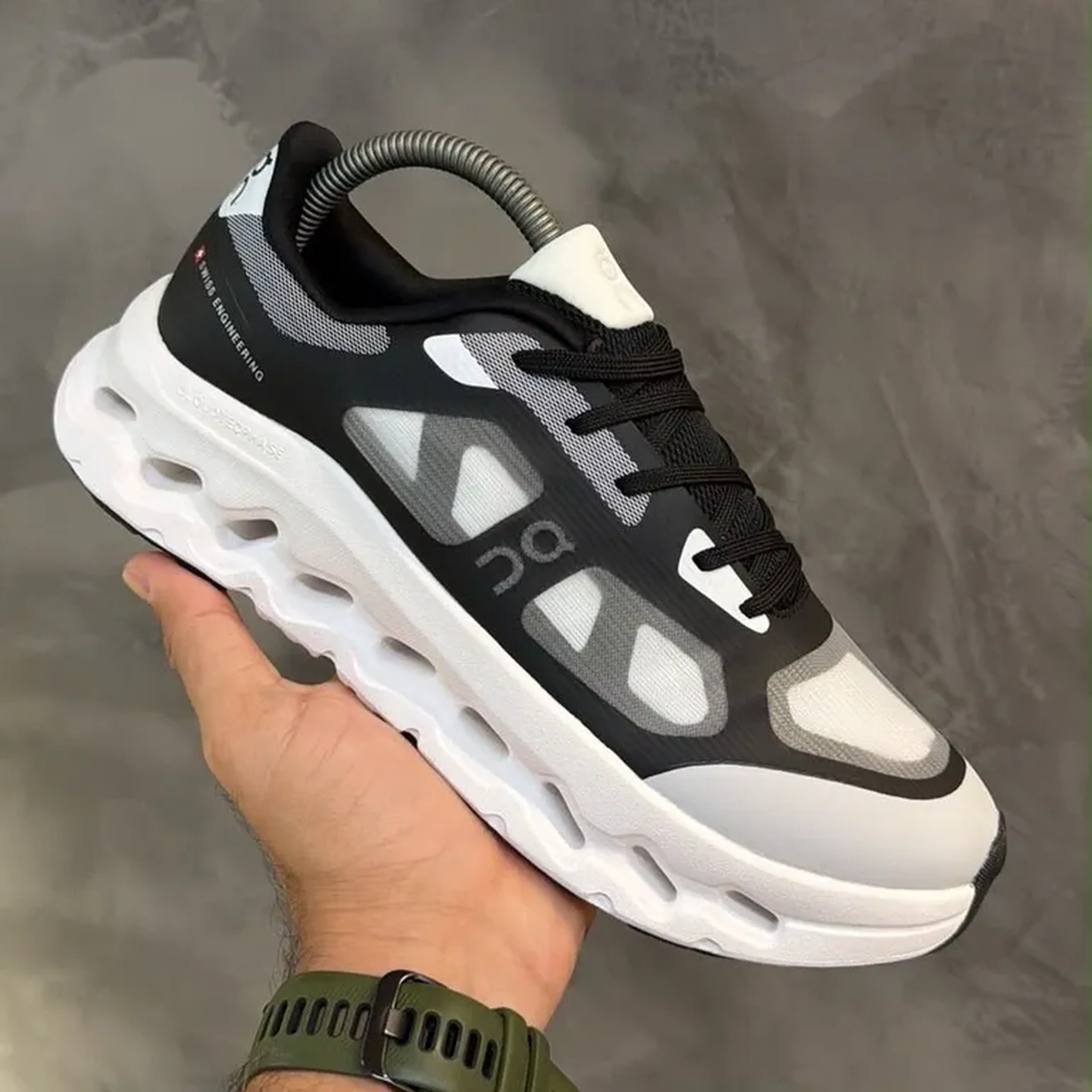 On Running Cloud 5 Black e White imagem