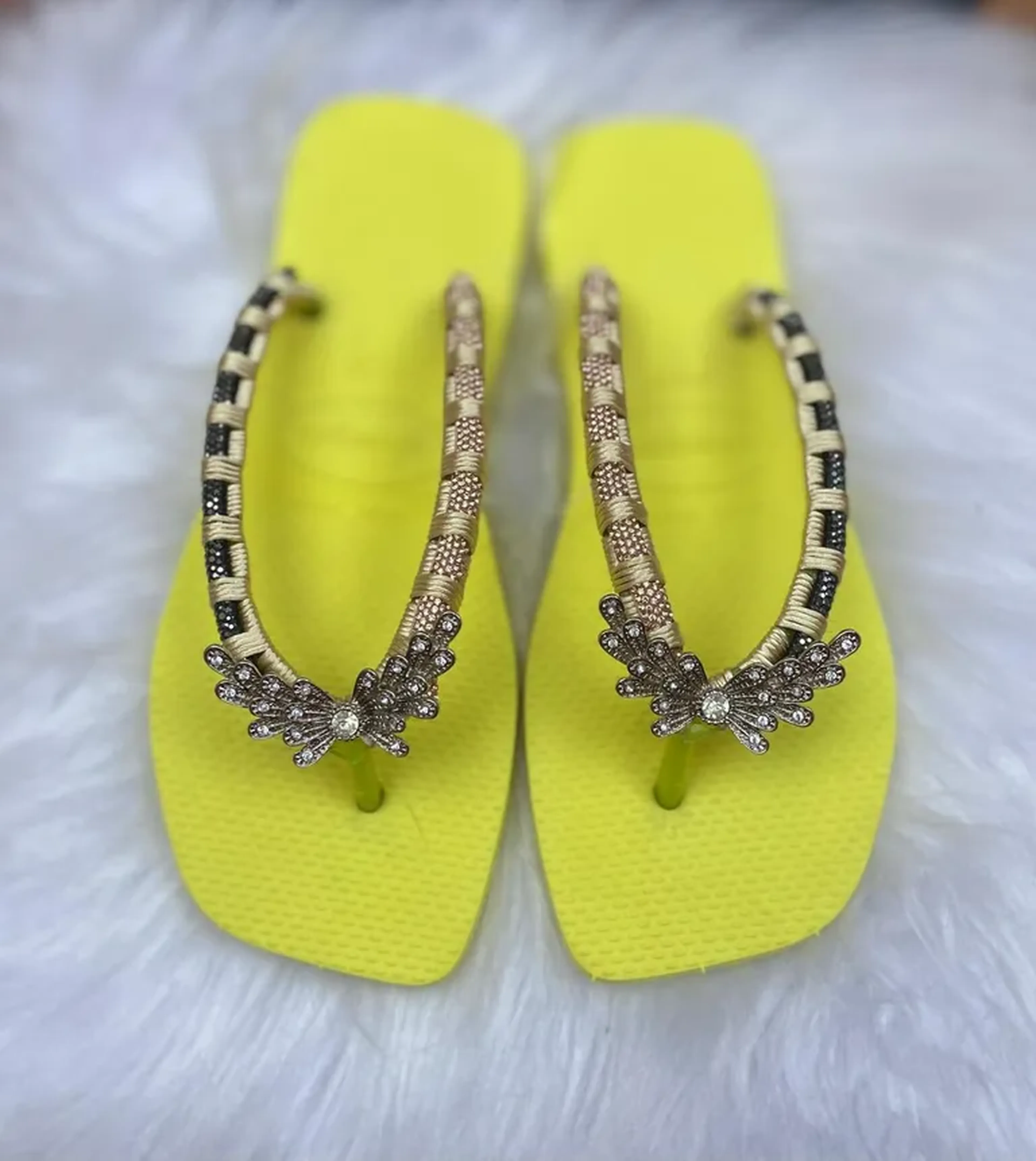 Chinelo customizado cordão de strass e cabedal imagem