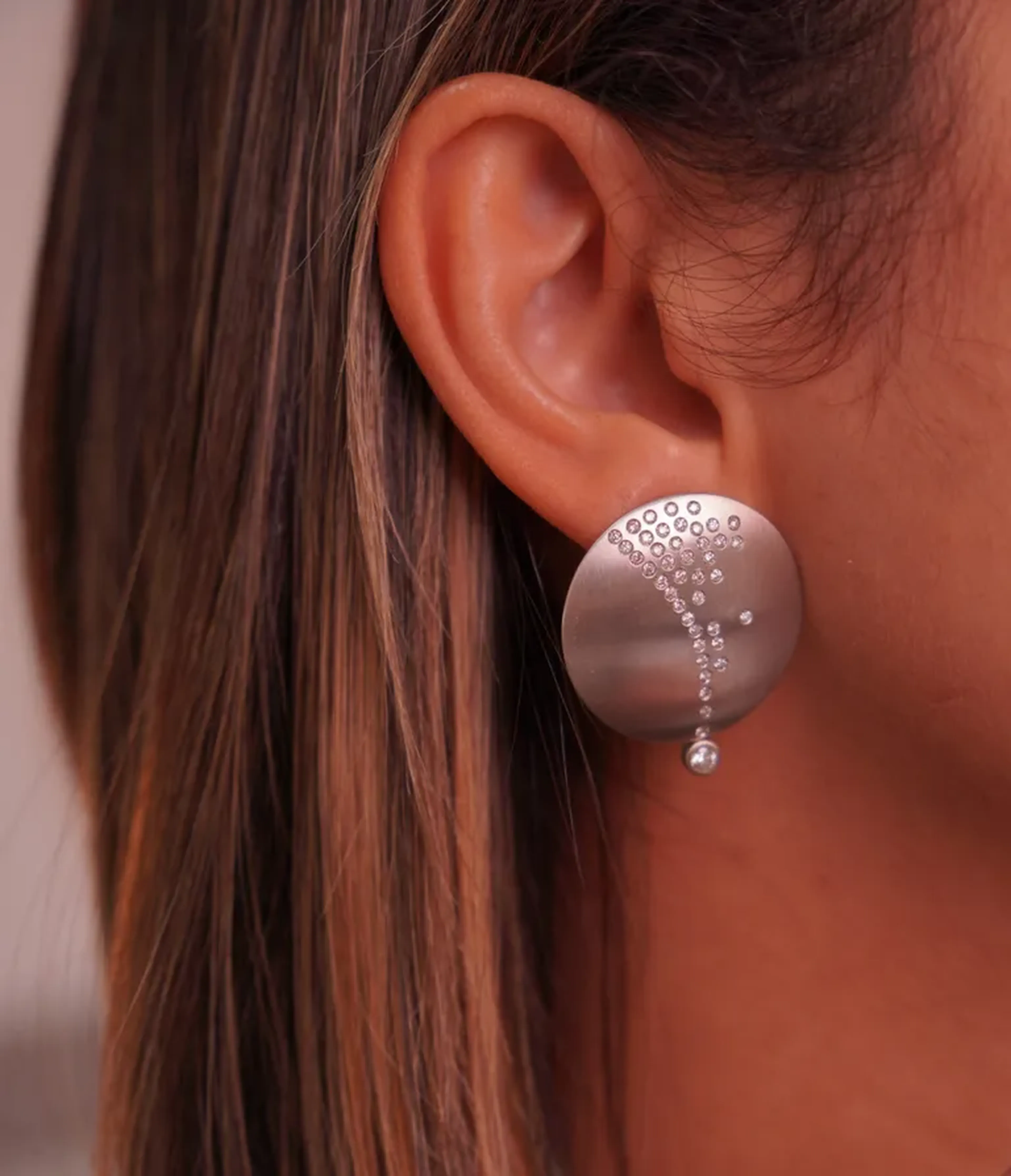 BRINCOS ESCUDO EM OURO BRANCO 18K COM DIAMANTES imagem