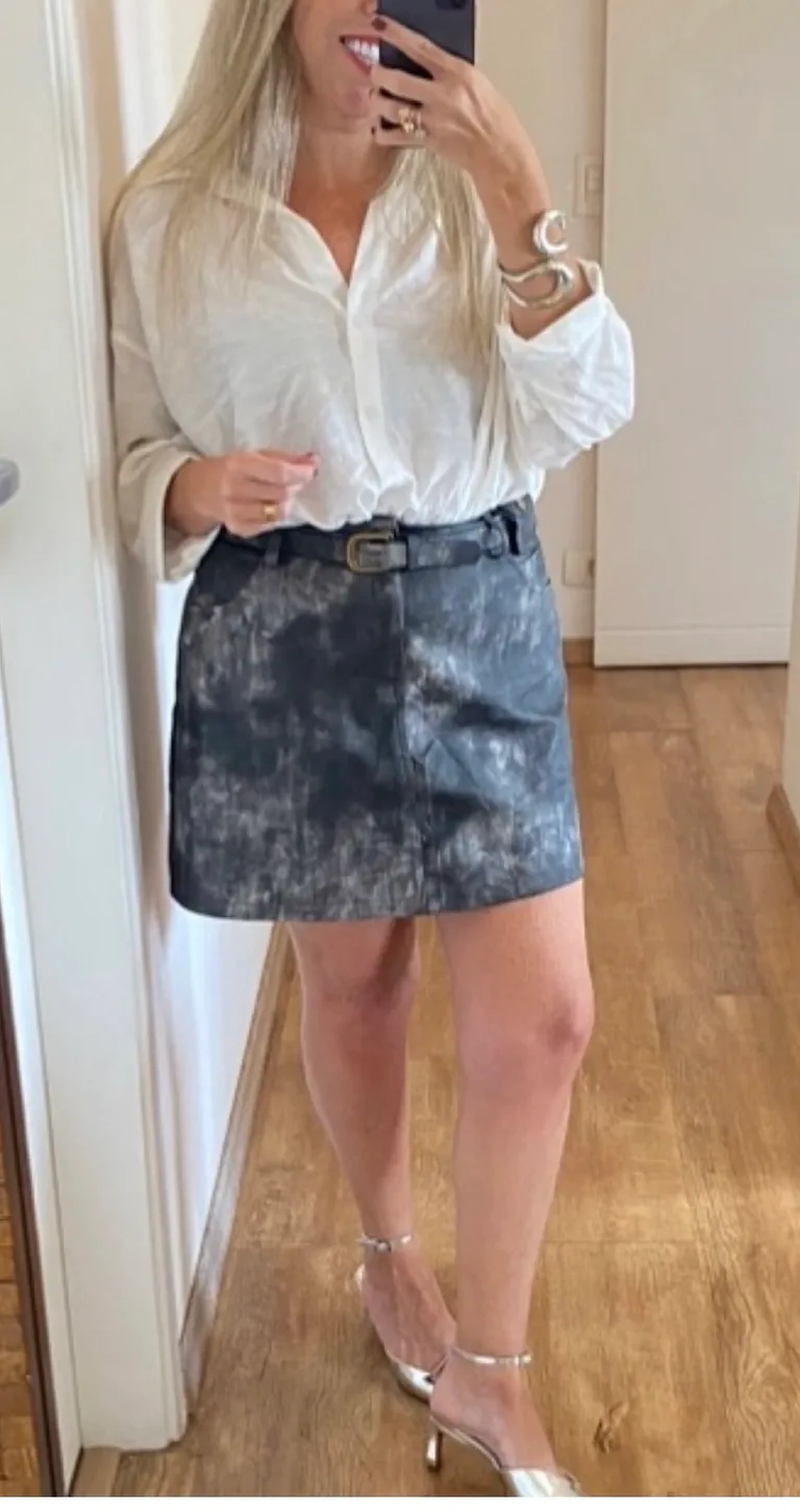 Shorts saia couro eco imagem