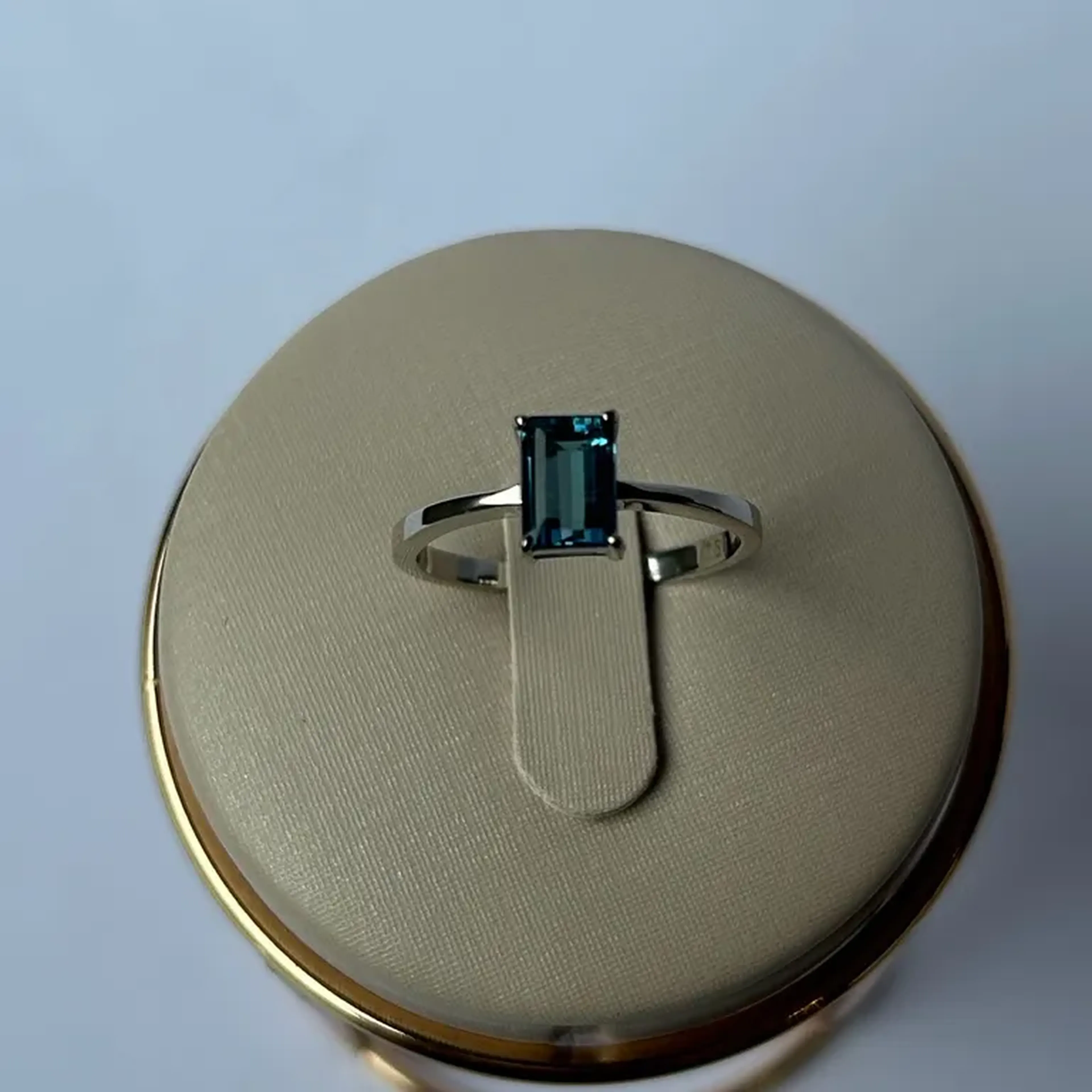 Anel em Ouro Amarelo 18k (750) com Topázio London imagem